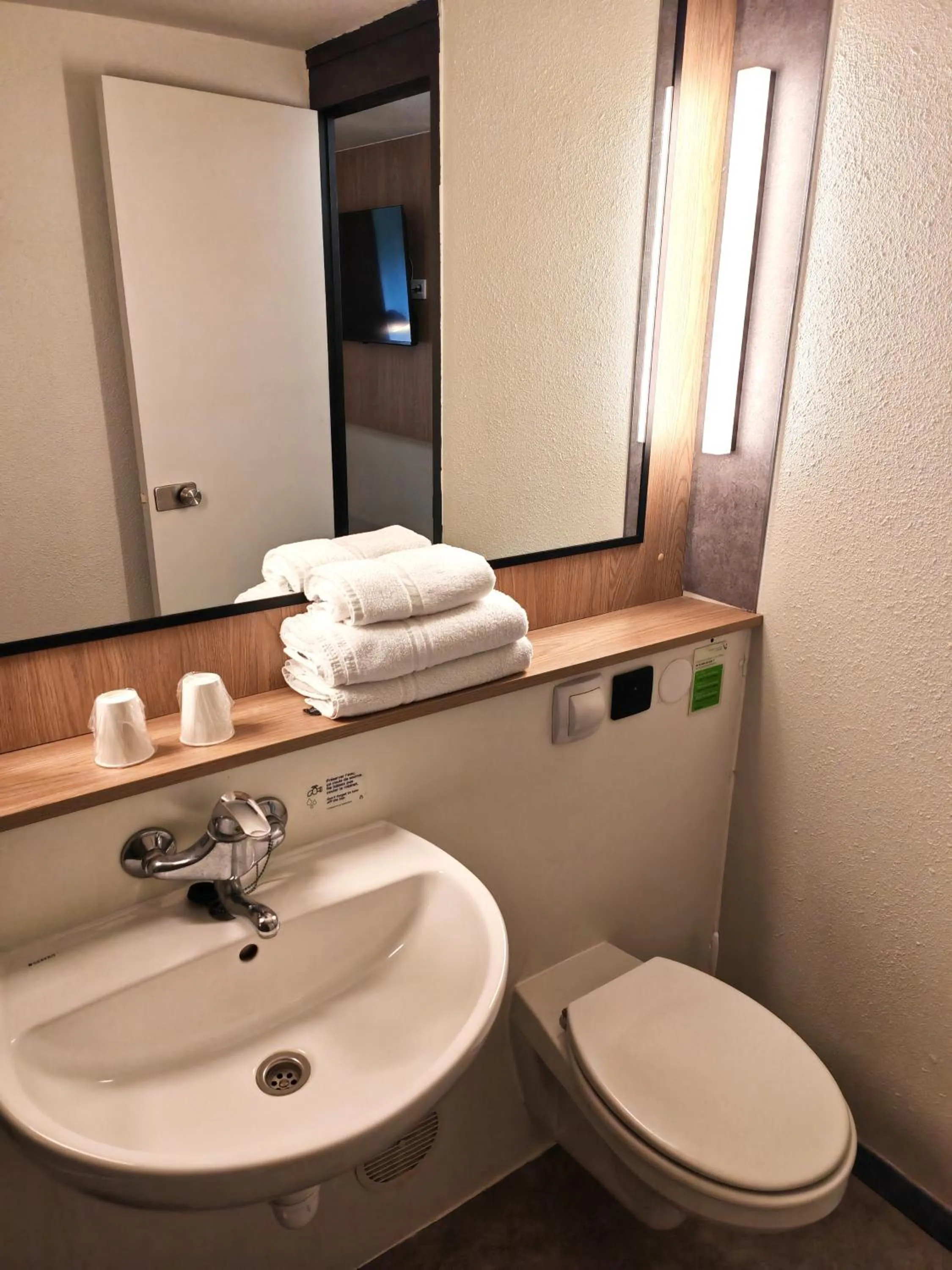 Bathroom in Campanile Lille Sud - Douai Cuincy