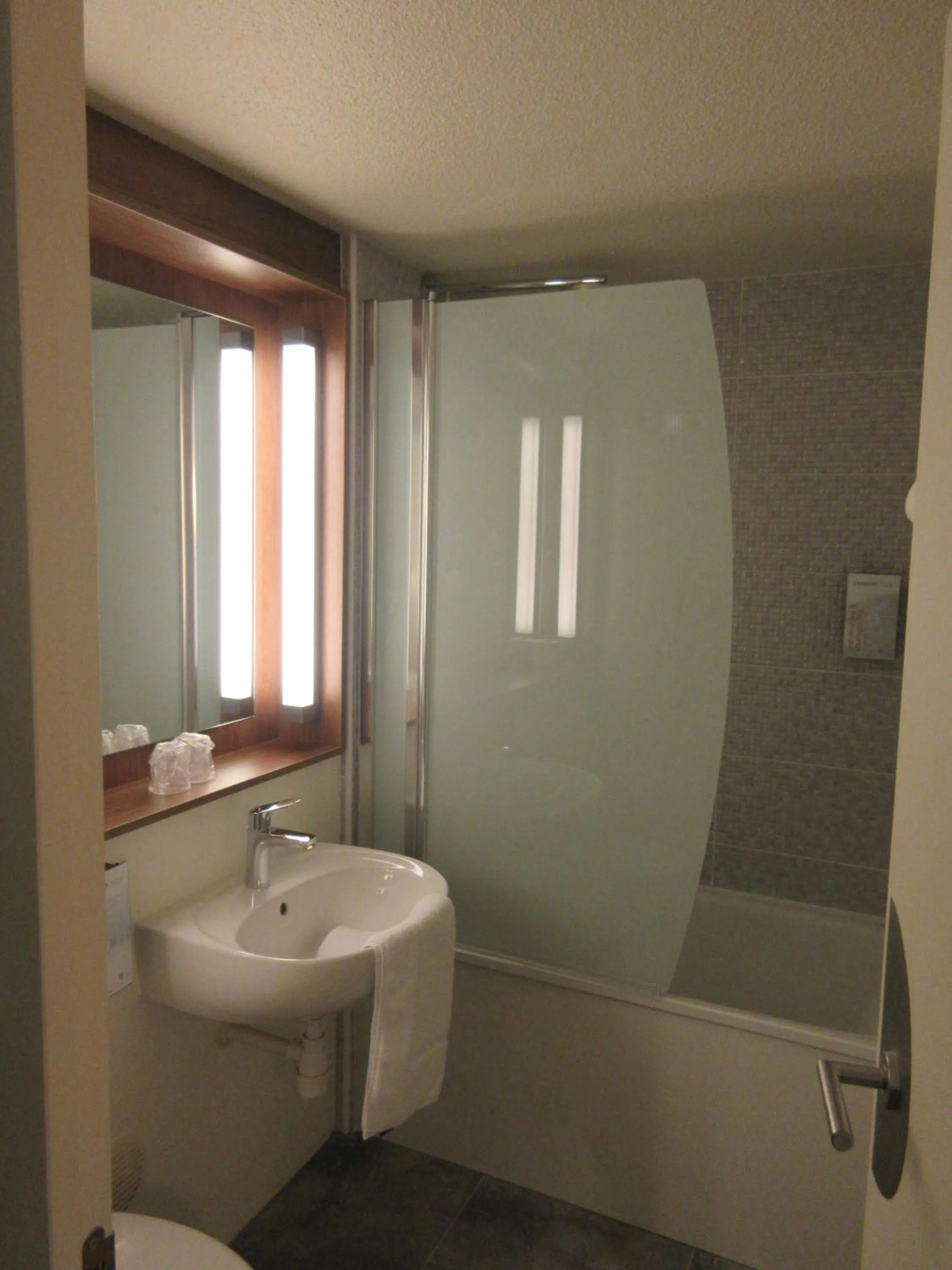 Bathroom in Campanile Bayeux