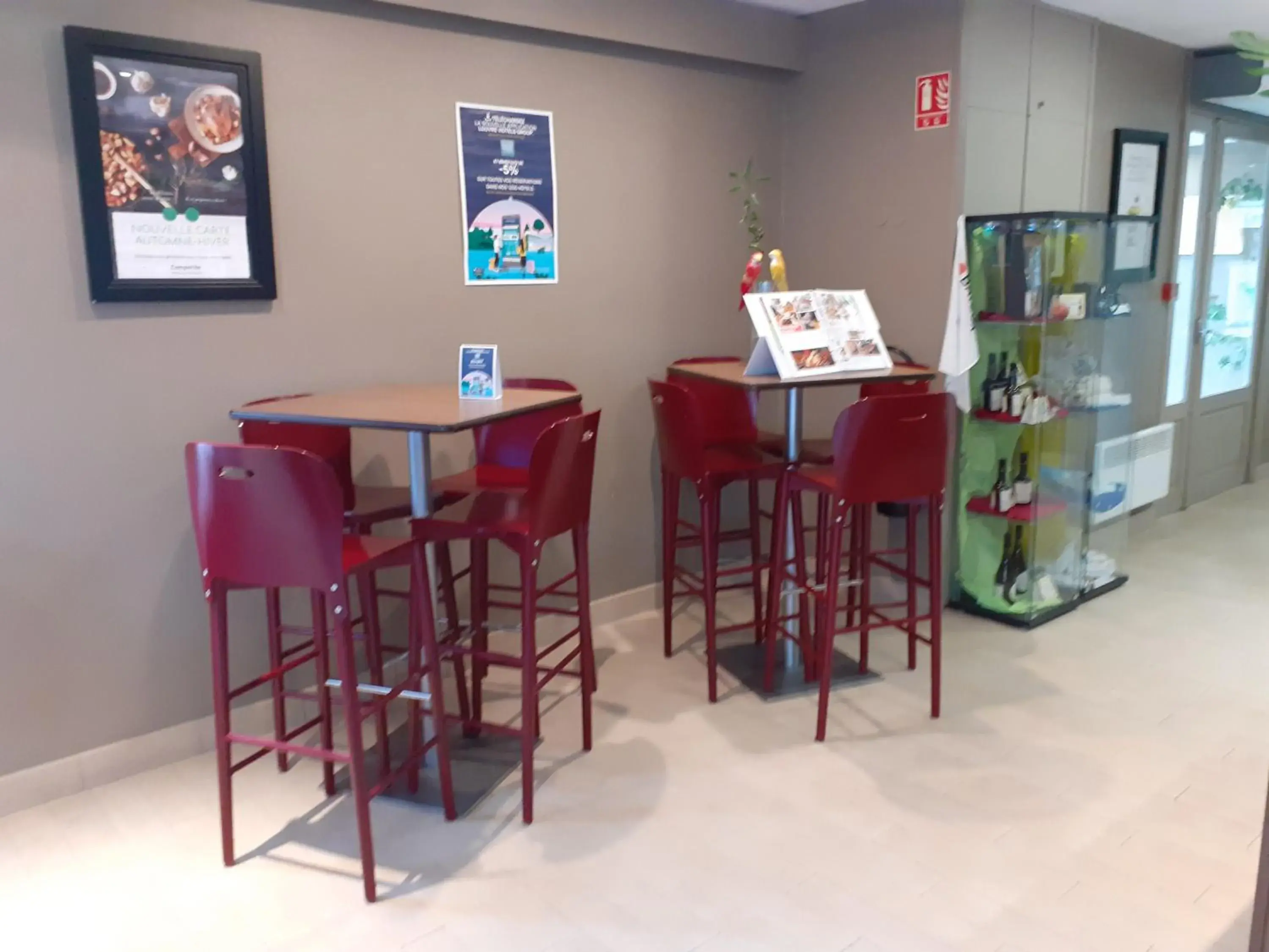 Lounge or bar in Campanile Bayeux Lounge or bar in Campanile Bayeux