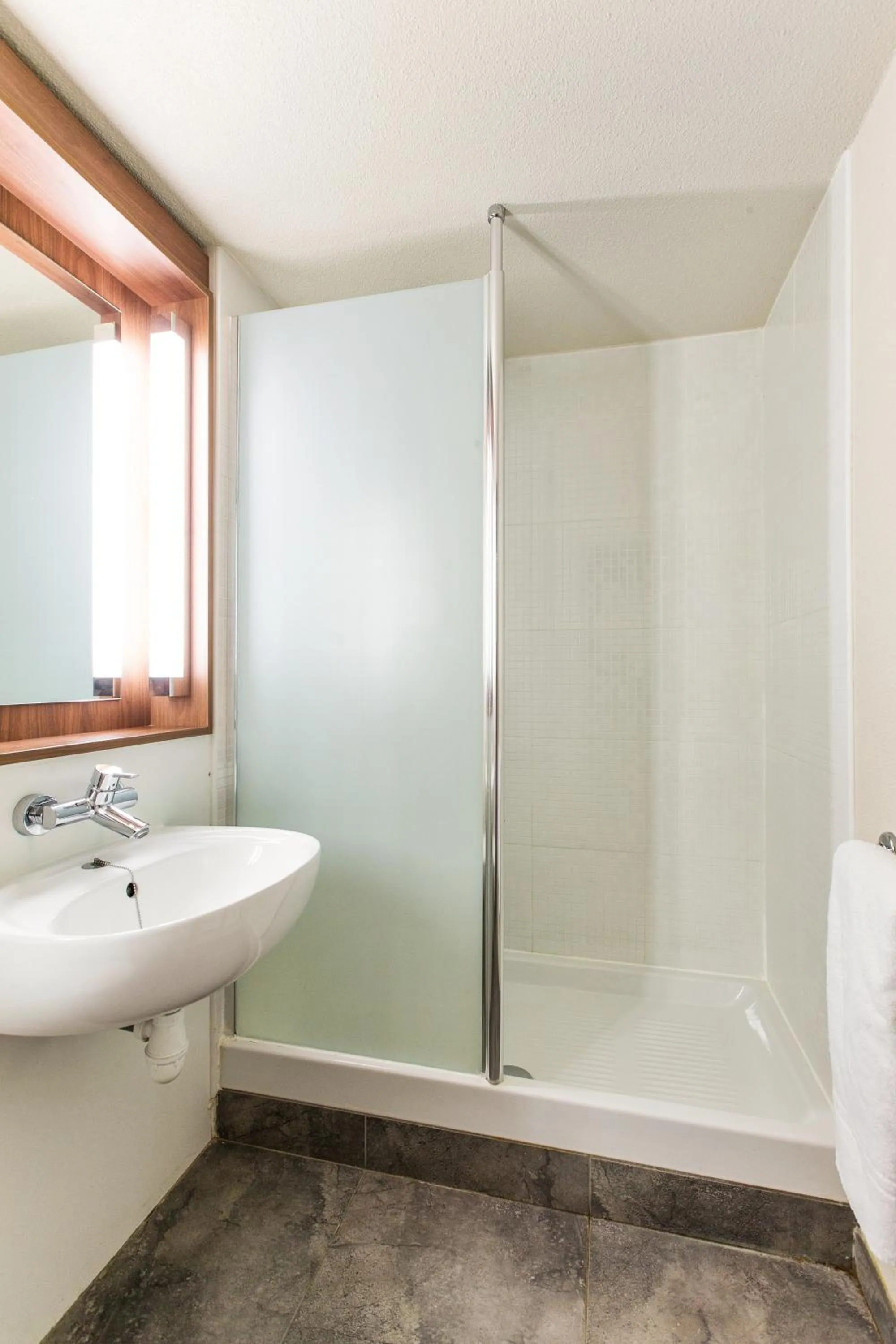 Shower in Hotel Campanile Besançon Nord Ecole Valentin