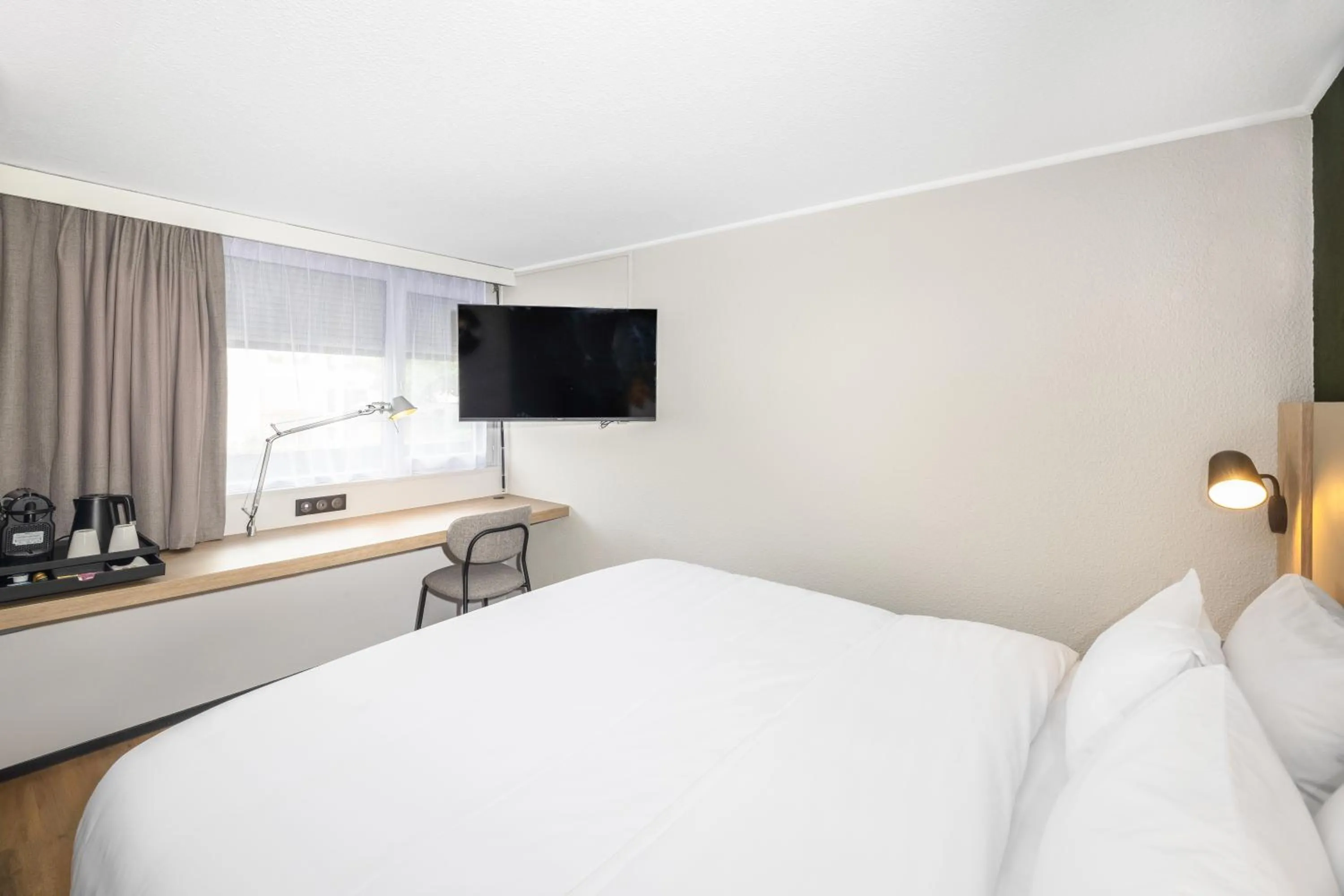 TV and multimedia, Bed in Campanile Bordeaux Sud Hopital Haut Leveque - Pessac