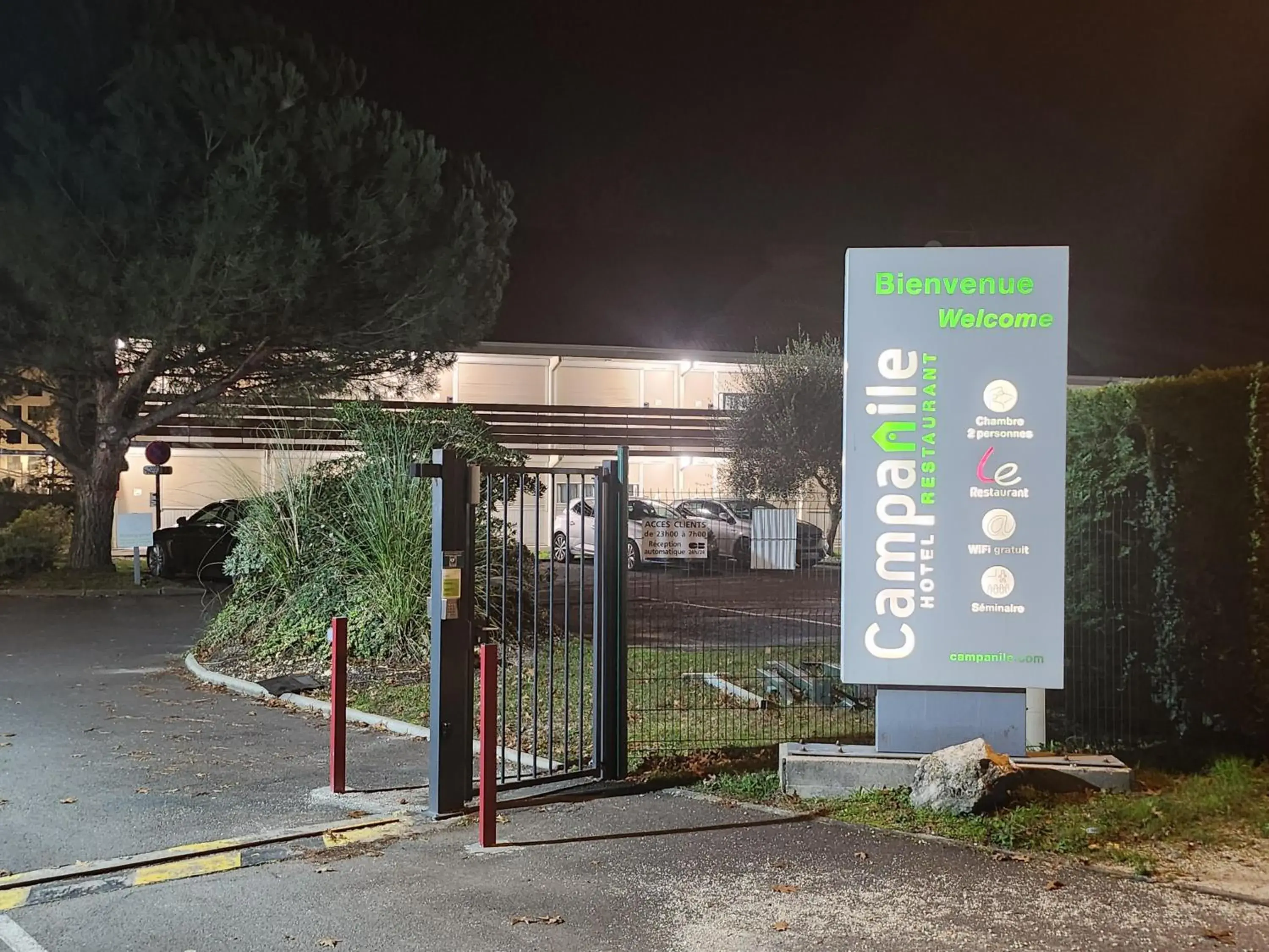 Property building in Campanile Bordeaux Sud Hopital Haut Leveque - Pessac Property building in Campanile Bordeaux Sud Hopital Haut Leveque - Pessac