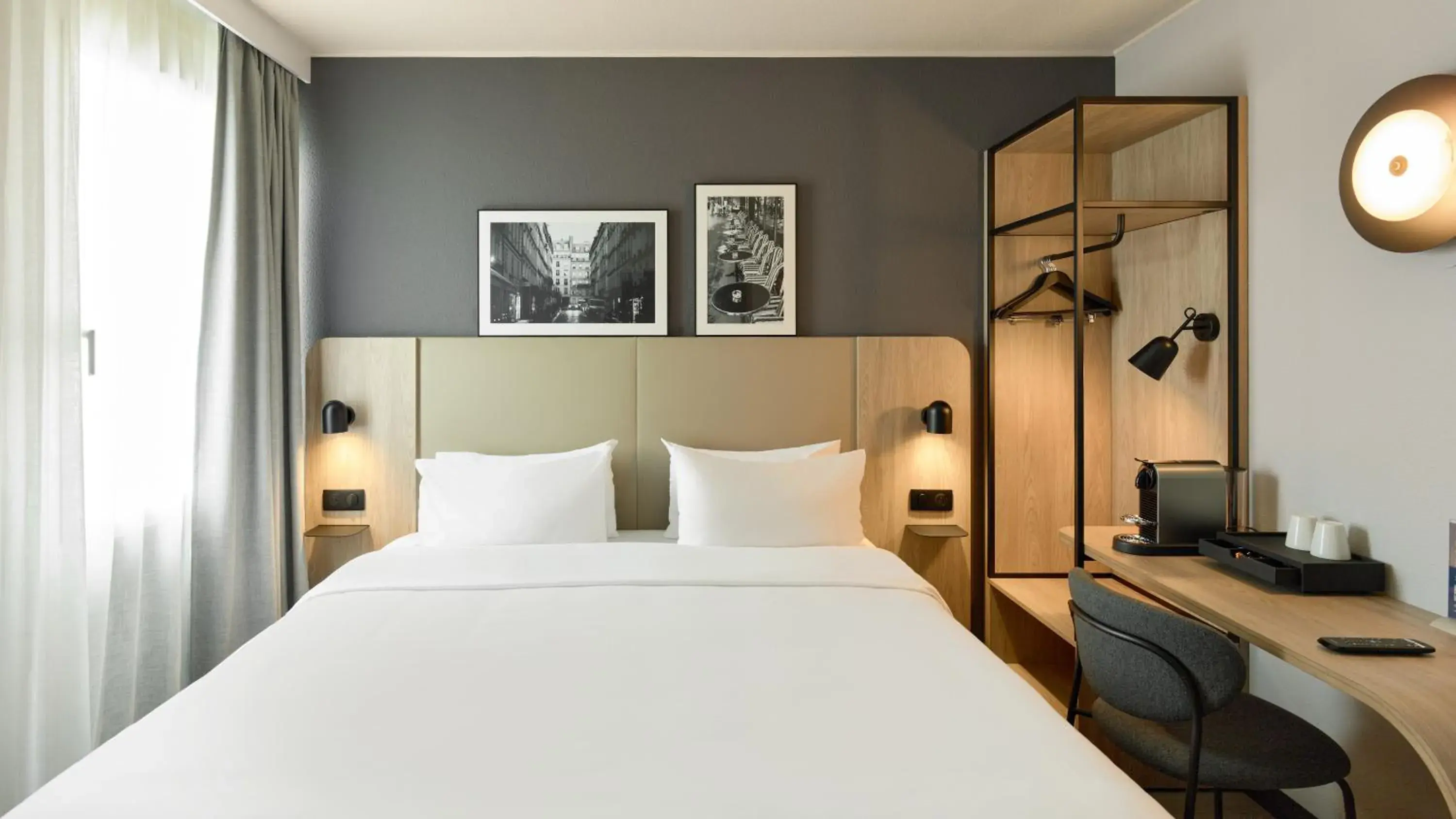 Bedroom, Bed in Campanile Paris Est - Pantin Bedroom, Bed in Campanile Paris Est - Pantin