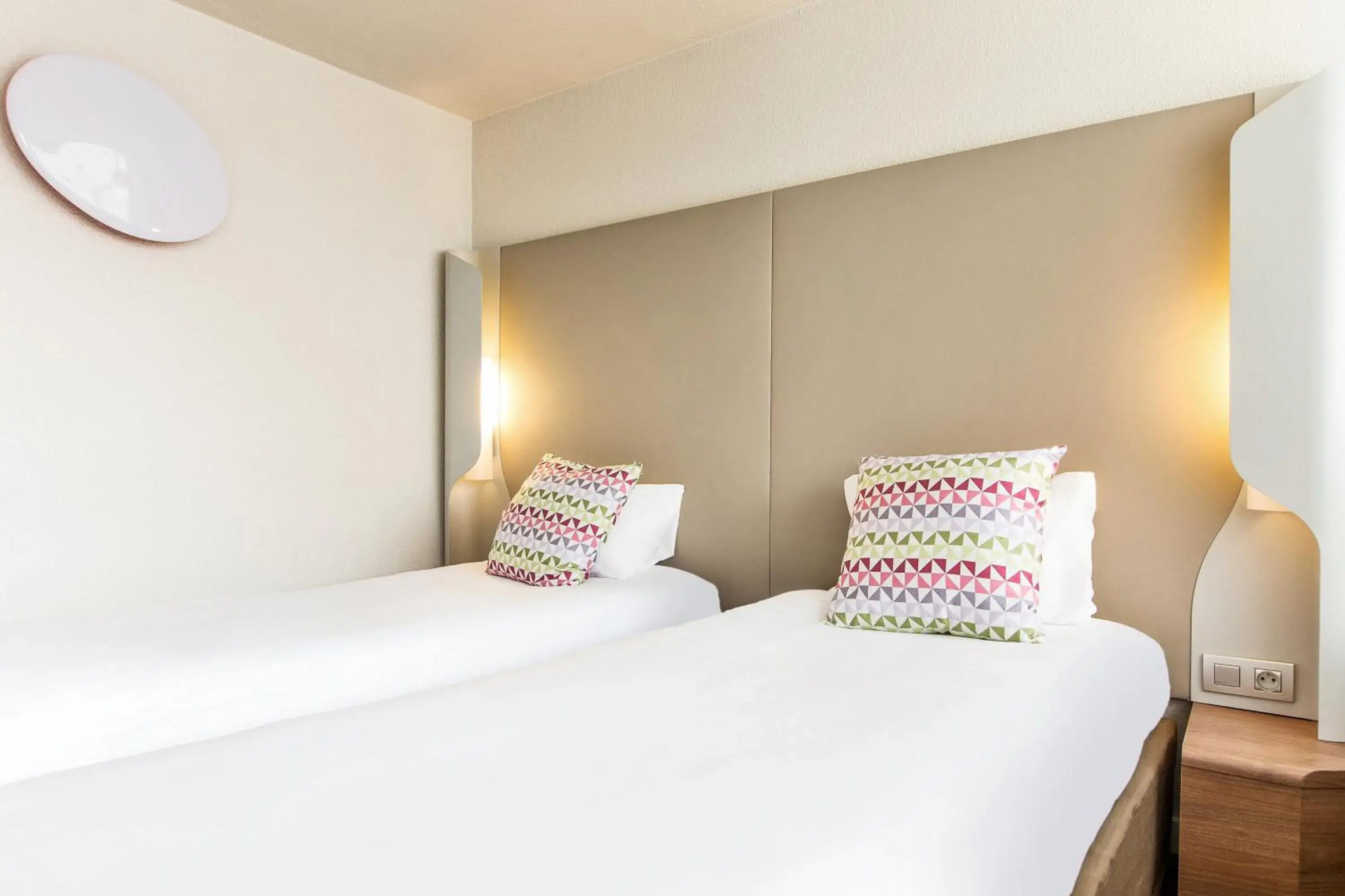 Bedroom, Bed in Campanile Paris Est - Pantin Bedroom, Bed in Campanile Paris Est - Pantin