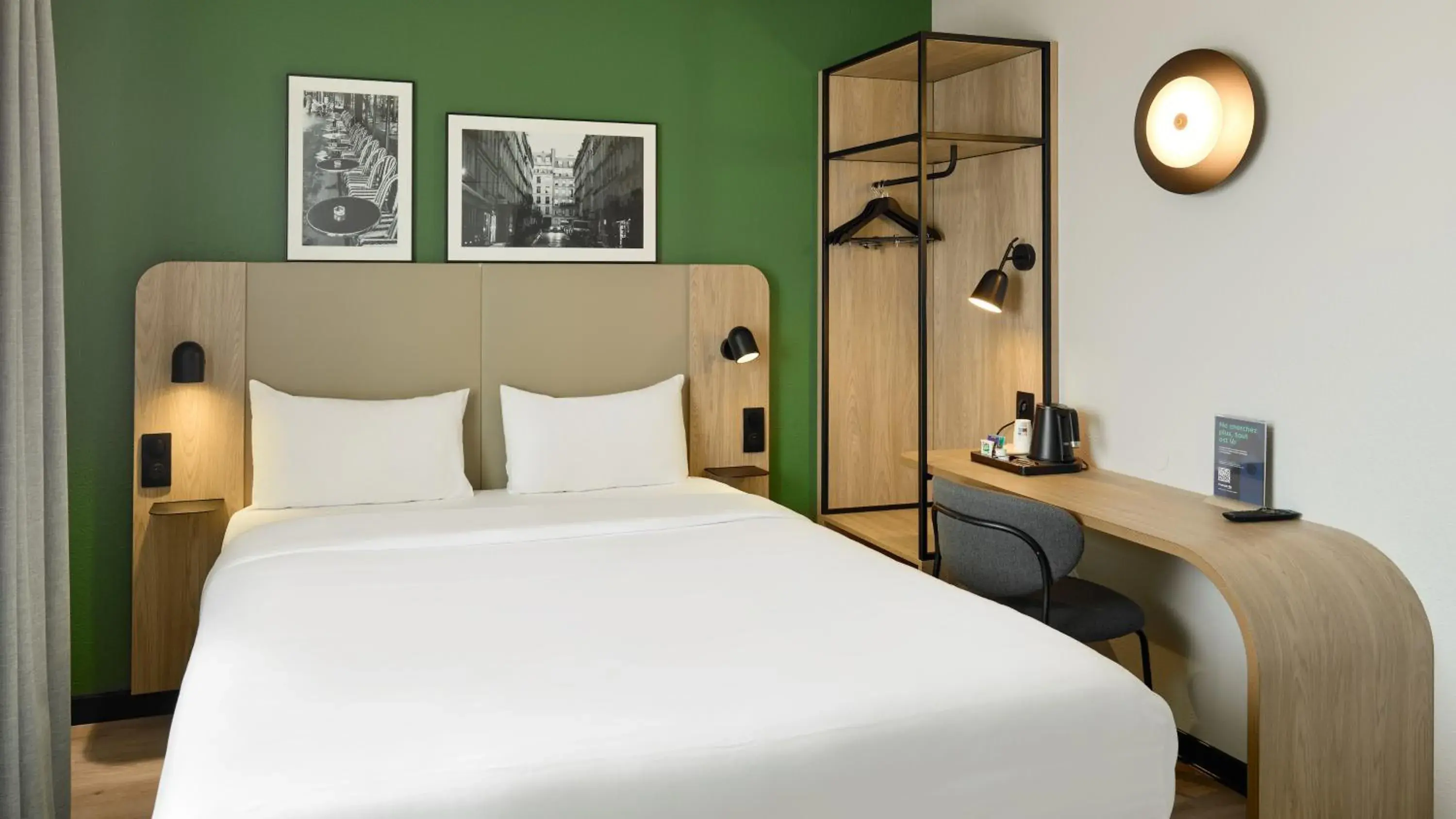 Bedroom, Bed in Campanile Paris Est - Pantin Bedroom, Bed in Campanile Paris Est - Pantin