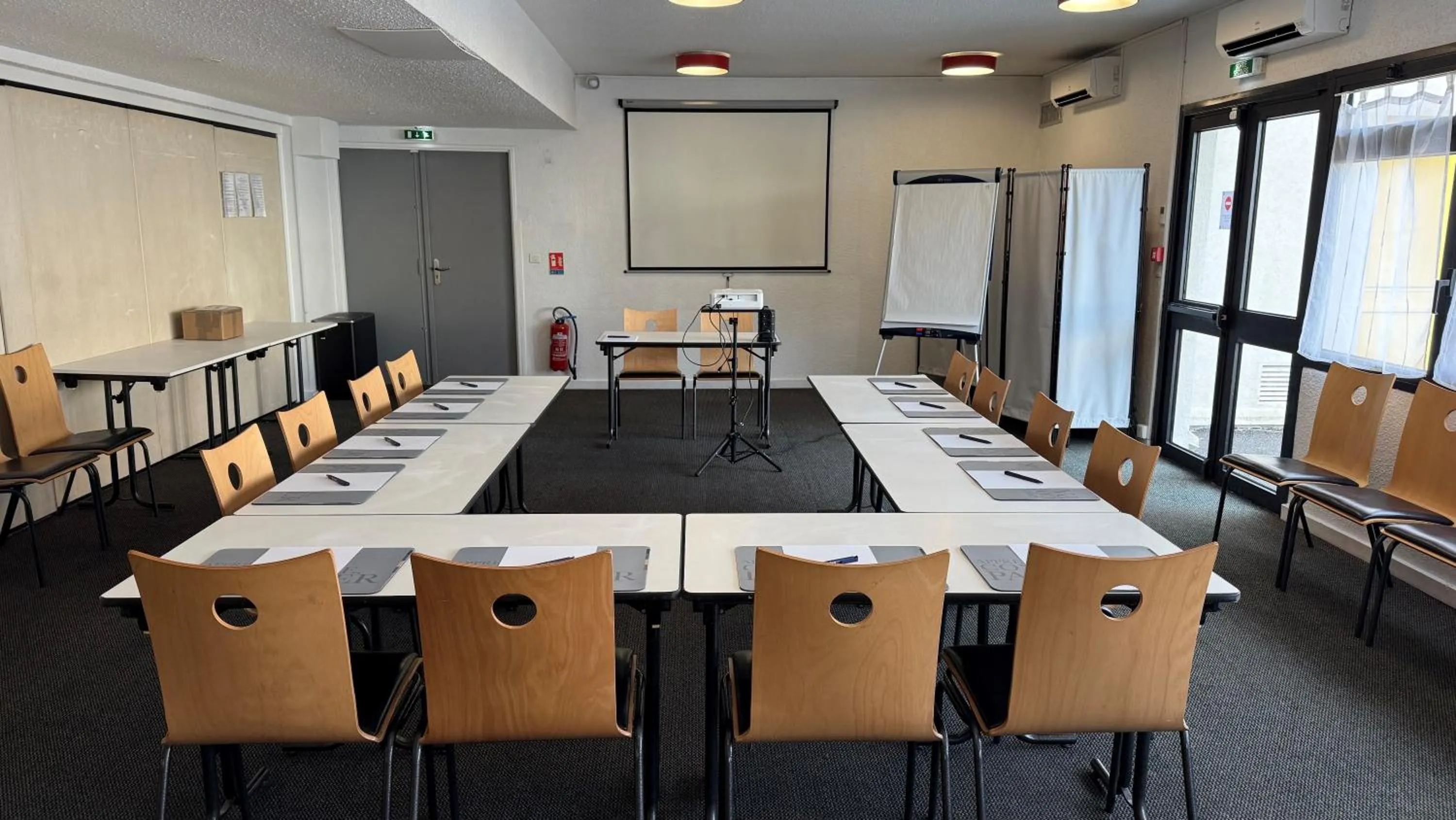 Seating area in Kyriad Le Bourget Centre- Parc Des Expositions