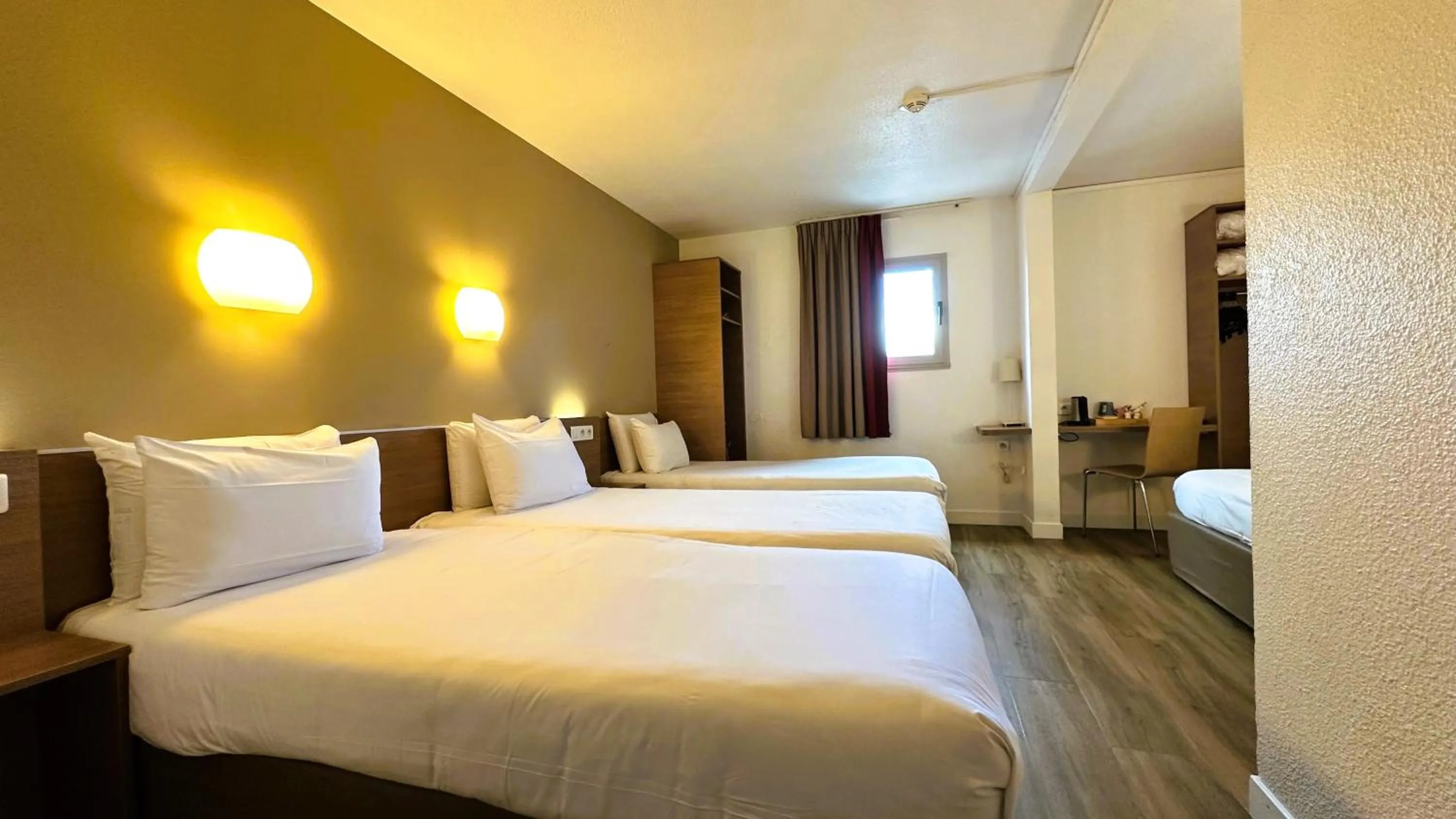 Bedroom, Bed in Kyriad Le Bourget Centre- Parc Des Expositions