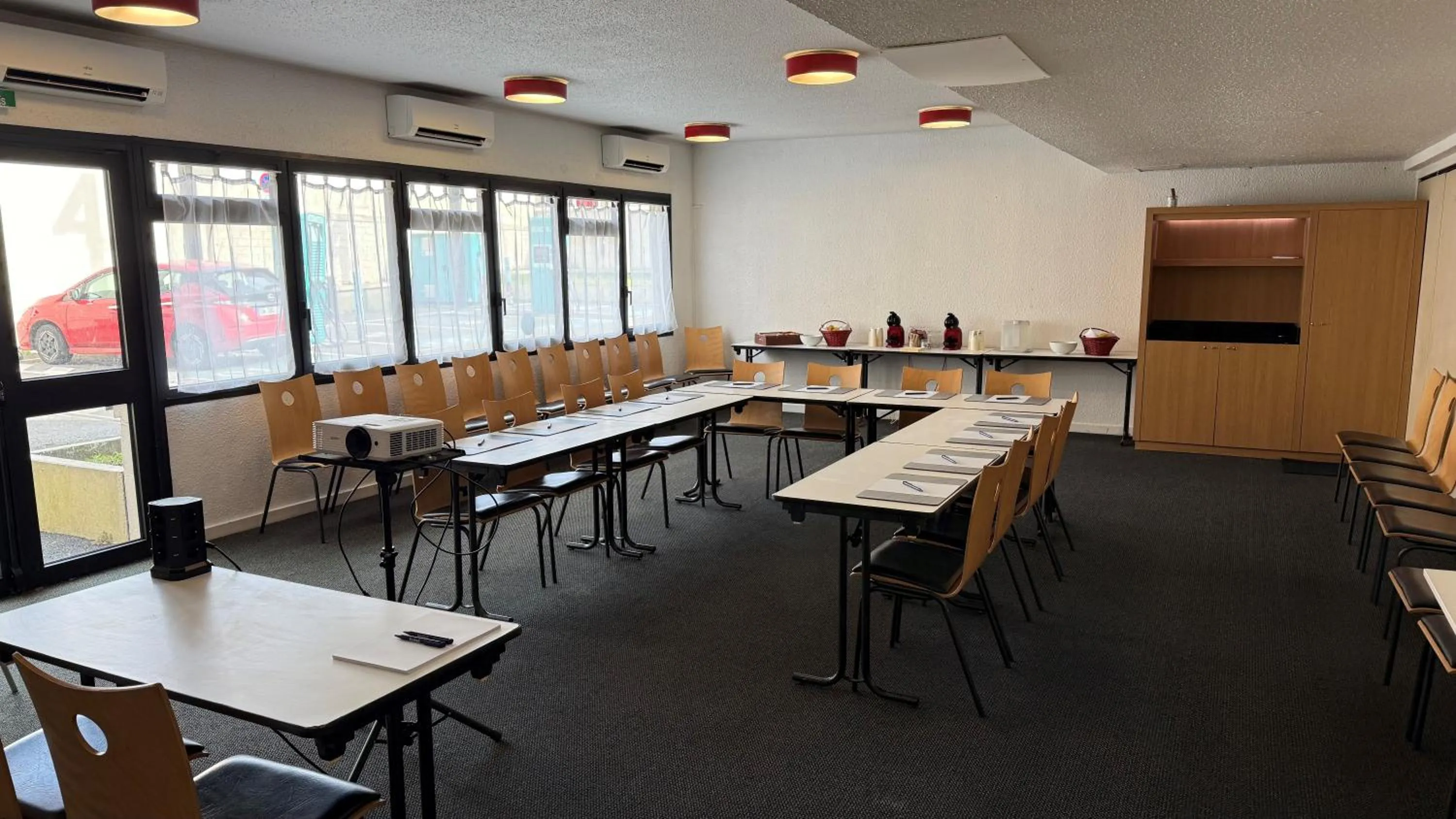 Seating area in Kyriad Le Bourget Centre- Parc Des Expositions