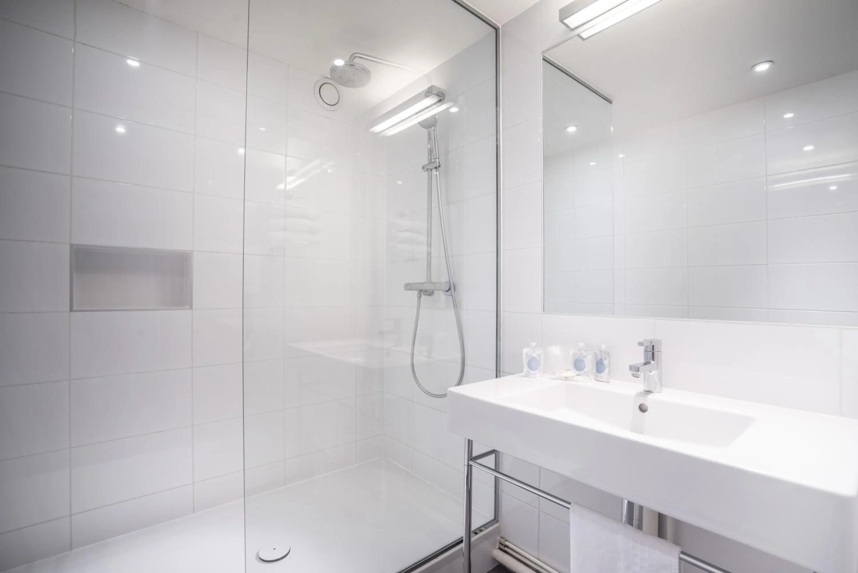 Bathroom in Kyriad Le Bourget Centre- Parc Des Expositions