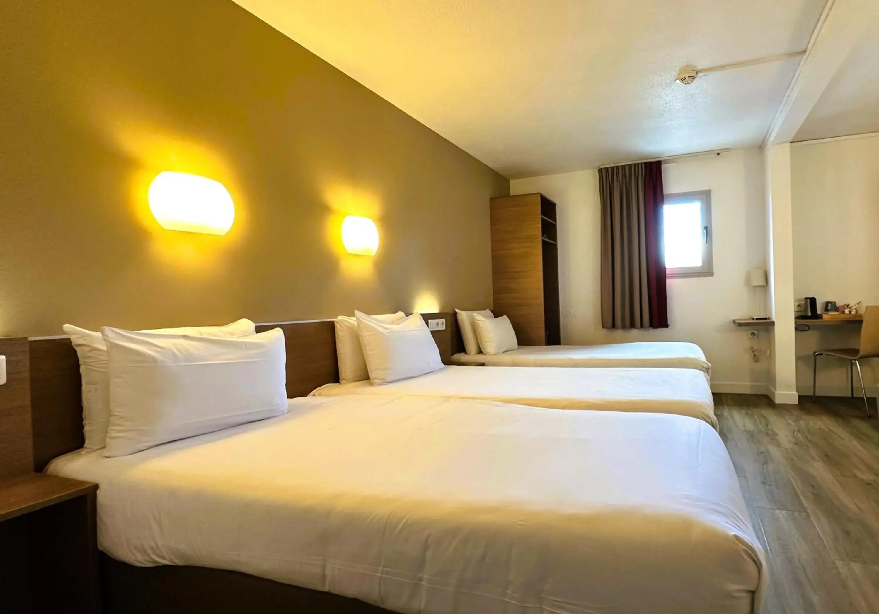 Bedroom, Bed in Kyriad Le Bourget Centre- Parc Des Expositions Bedroom, Bed in Kyriad Le Bourget Centre- Parc Des Expositions