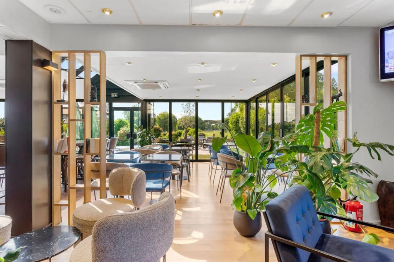 Communal lounge/ TV room in Kyriad Deauville - St Arnoult