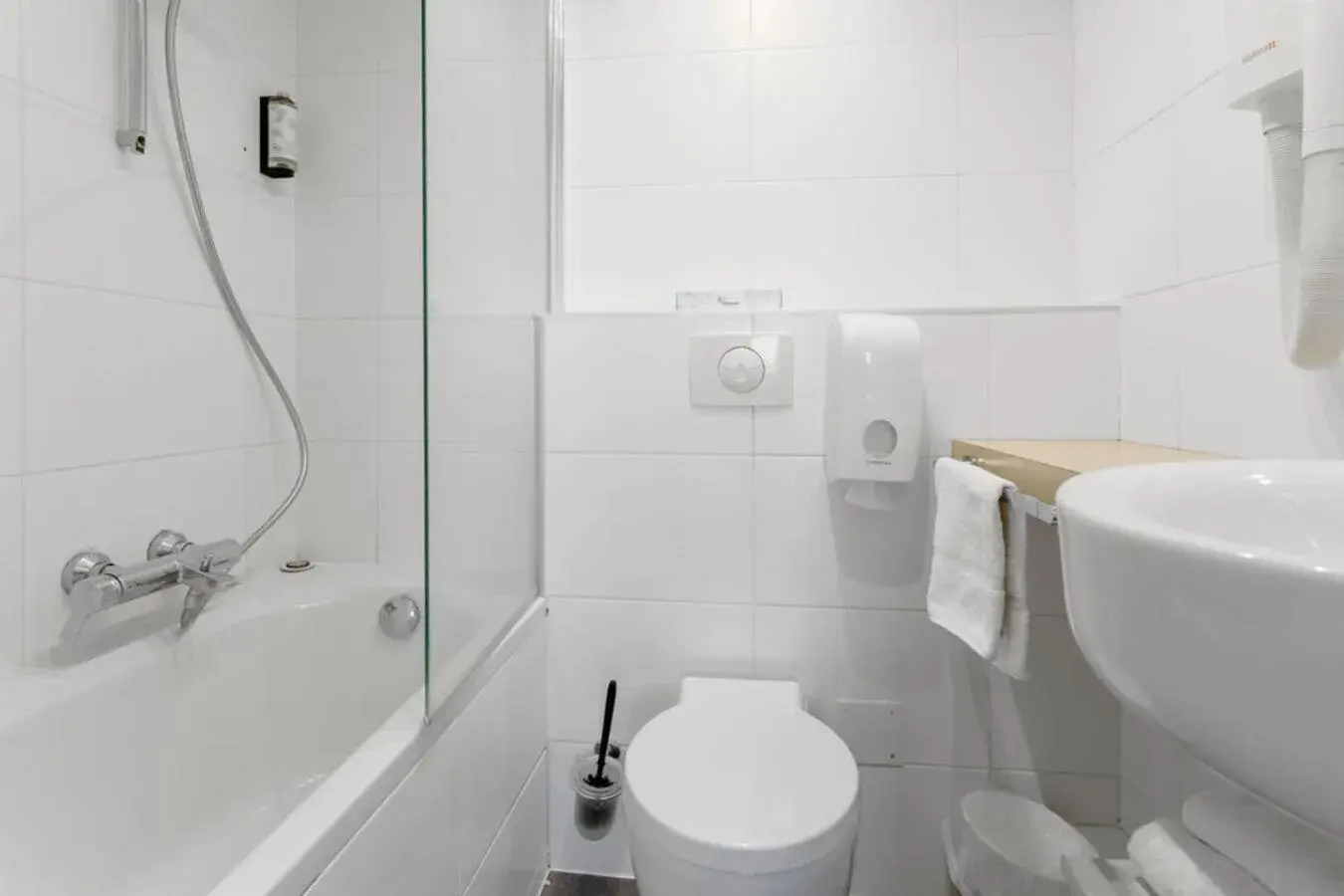 Bathroom in Kyriad Deauville - St Arnoult Bathroom in Kyriad Deauville - St Arnoult