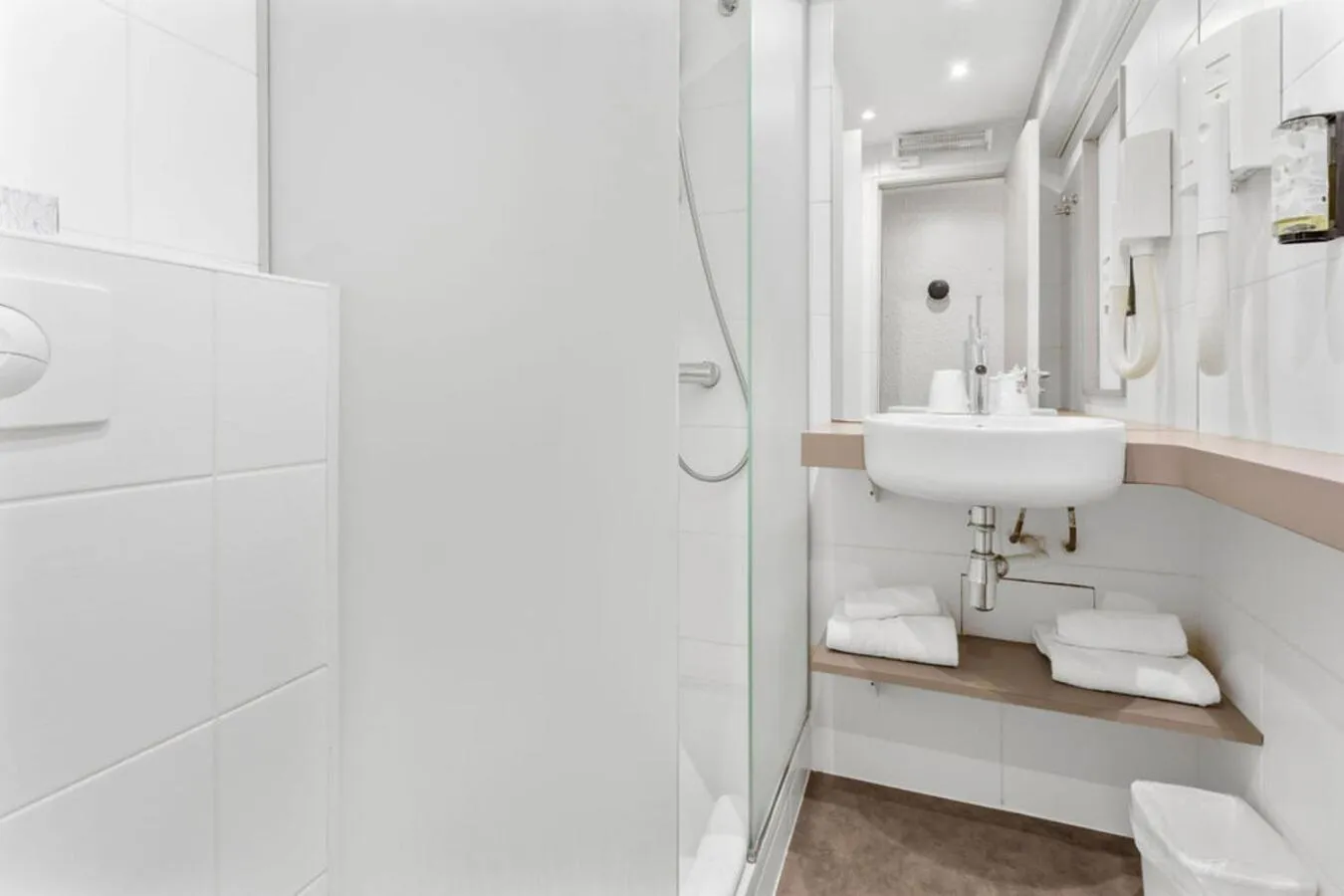 Shower in Kyriad Deauville - St Arnoult