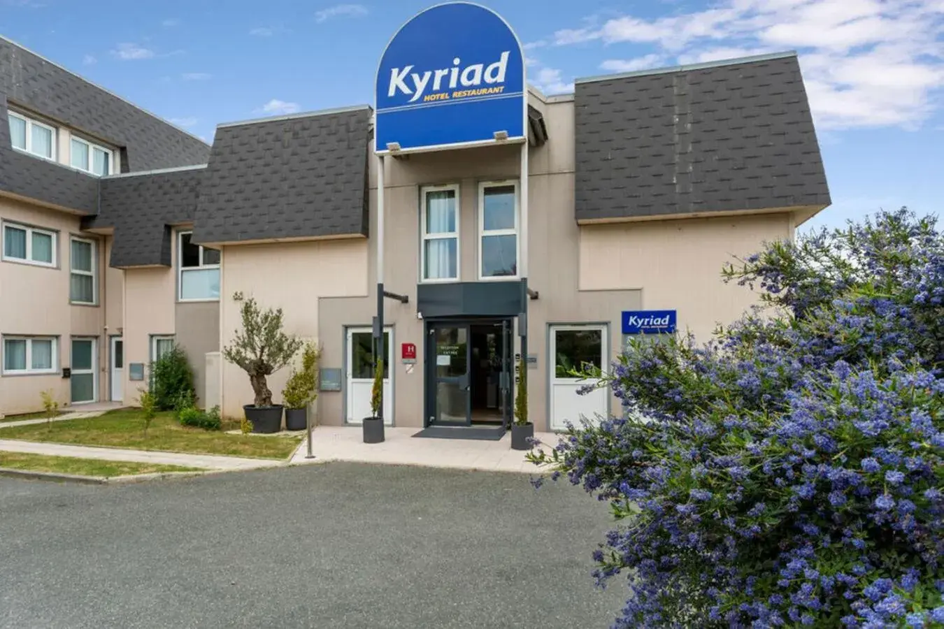 Facade/entrance in Kyriad Deauville - St Arnoult Facade/entrance in Kyriad Deauville - St Arnoult