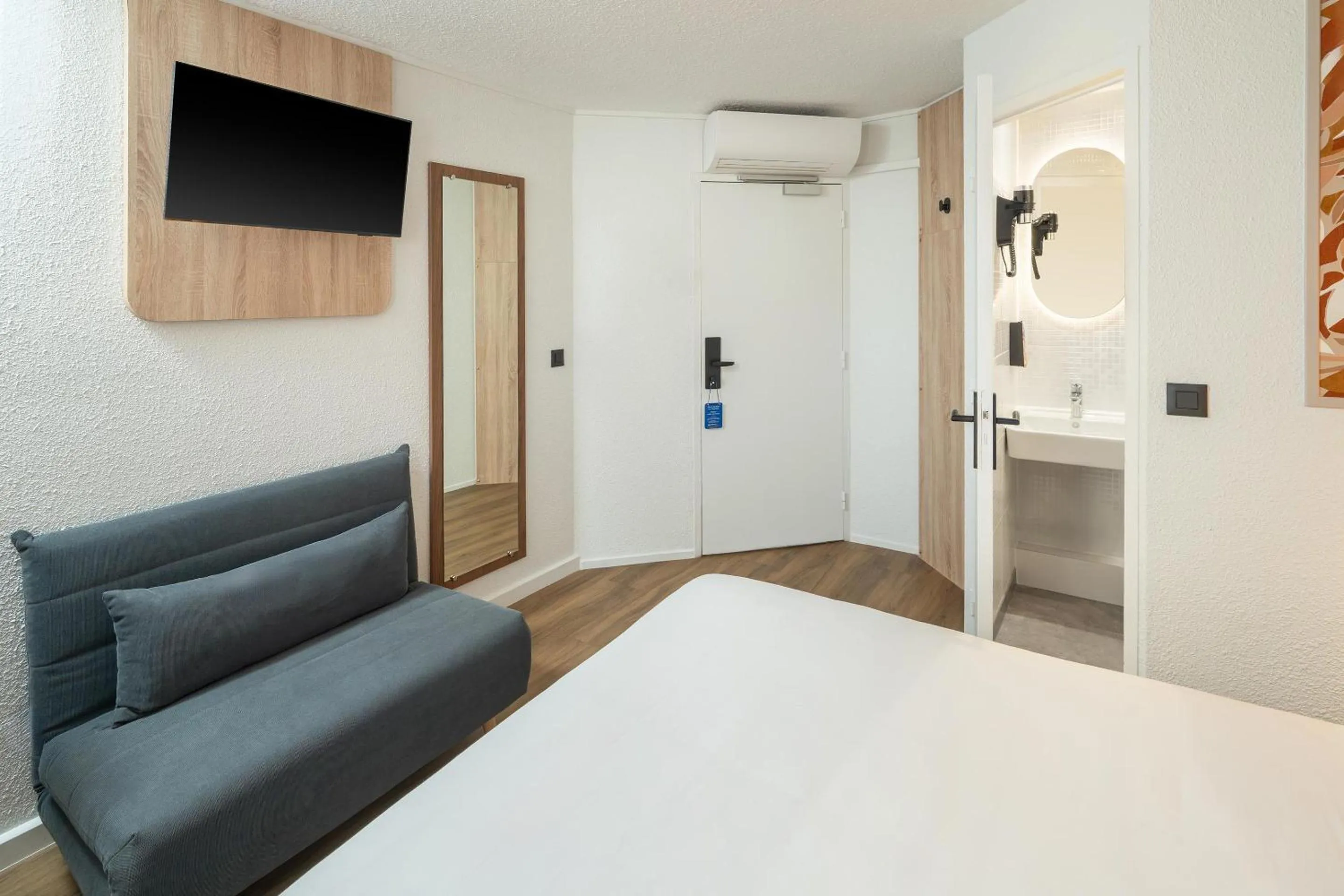 Bathroom, Bed in Sure Hotel by Best Western Valence Nord-Restaurant