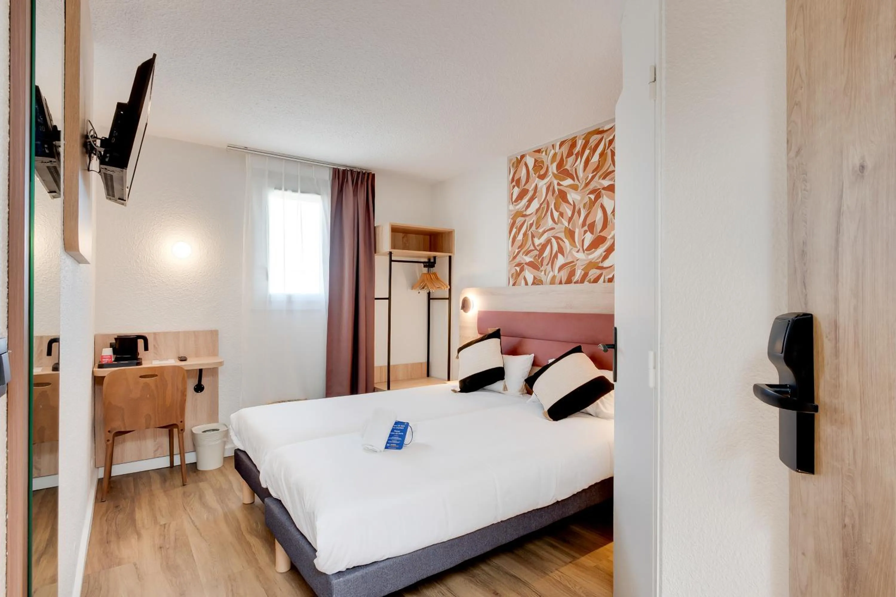 Bedroom, Bed in Sure Hotel by Best Western Valence Nord