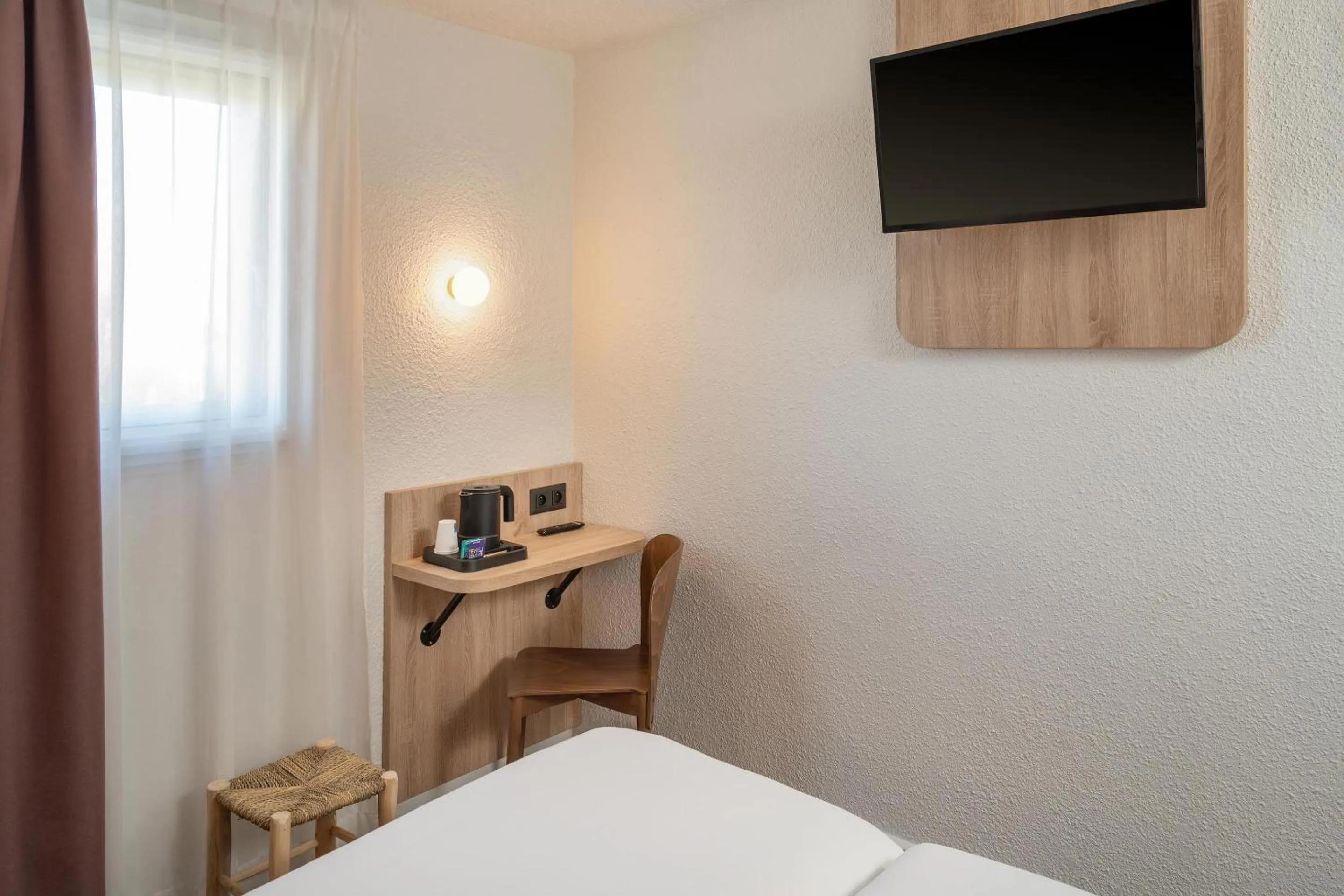 Bedroom, Bed in Sure Hotel by Best Western Valence Nord-Restaurant