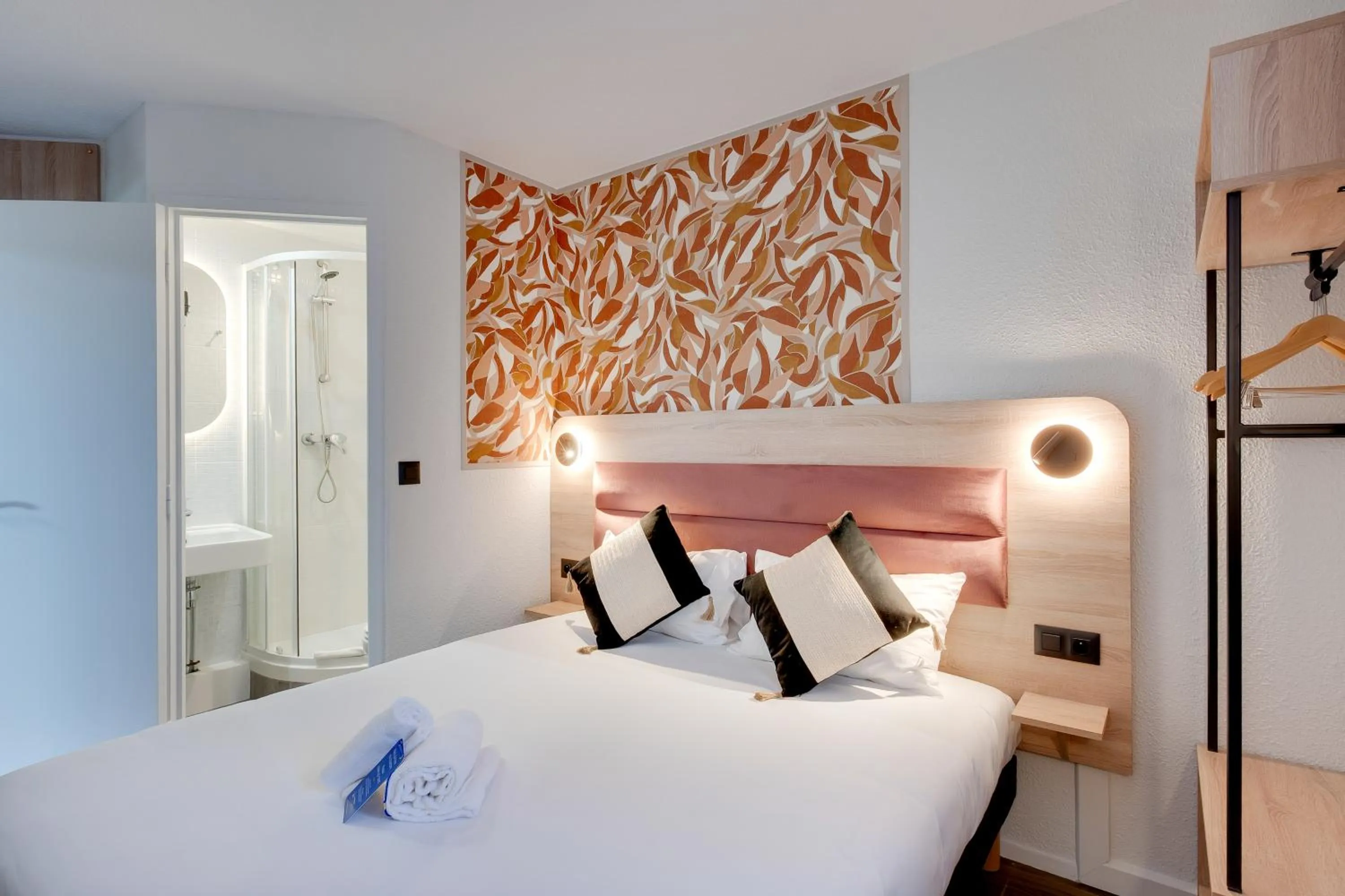 Bedroom, Bed in Sure Hotel by Best Western Valence Nord