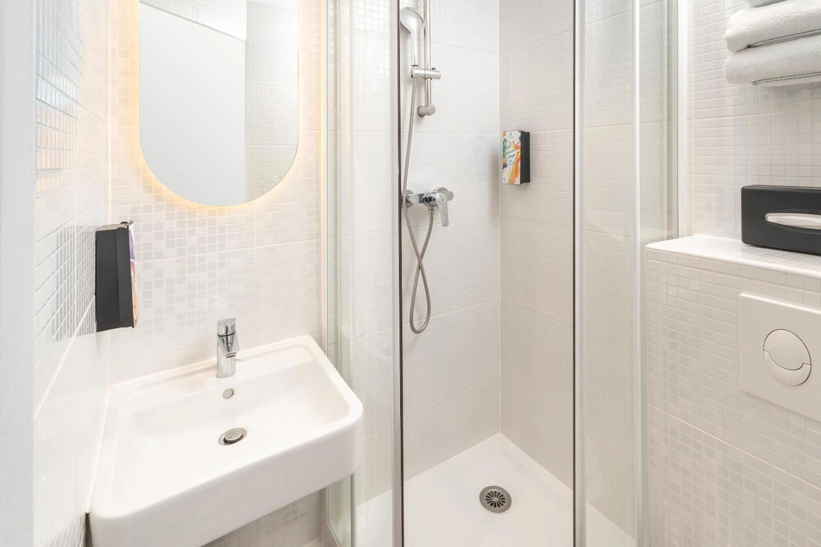 Bathroom in Sure Hotel by Best Western Valence Nord-Restaurant