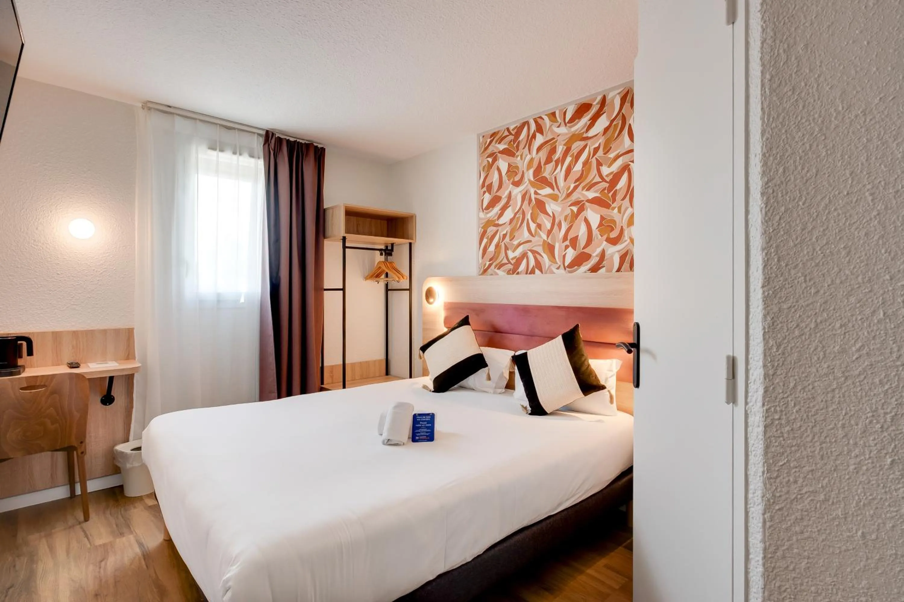 Bedroom, Bed in Sure Hotel by Best Western Valence Nord