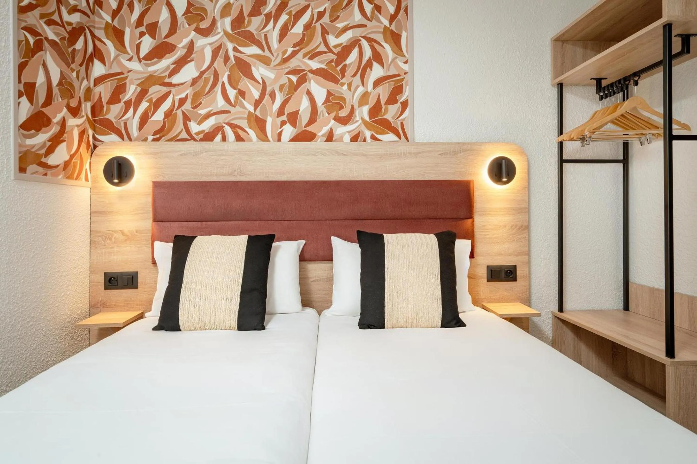 Bedroom, Bed in Sure Hotel by Best Western Valence Nord-Restaurant