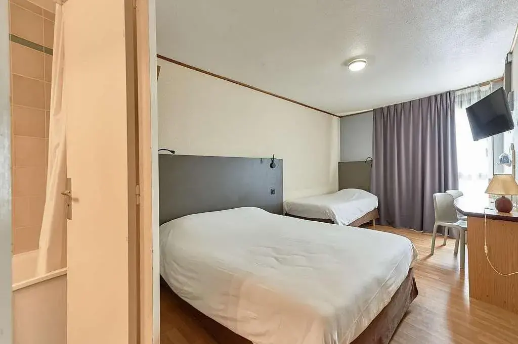 Bedroom, Bed in Kyriad Blois Sud - Vineuil Bedroom, Bed in Kyriad Blois Sud - Vineuil