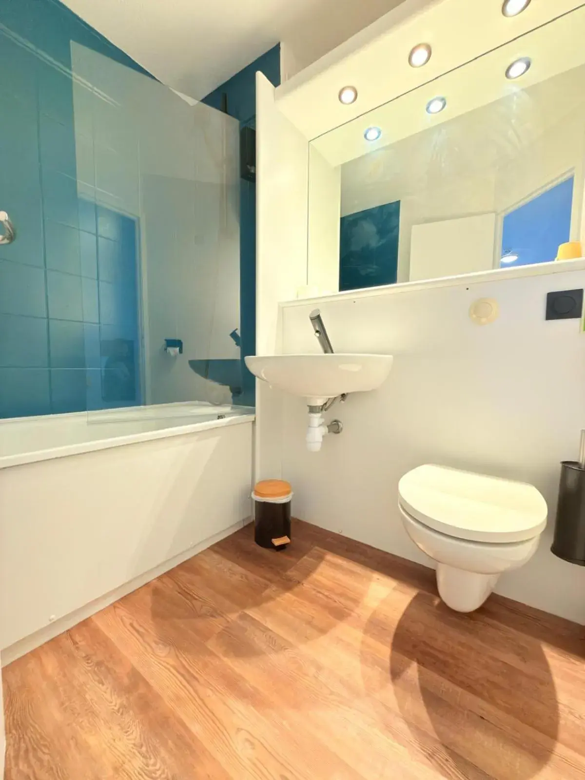 Triple Room (1 Double Bed + 1 Single Bed) - single occupancy in Kyriad Blois Sud - Vineuil Triple Room (1 Double Bed + 1 Single Bed) - single occupancy in Kyriad Blois Sud - Vineuil