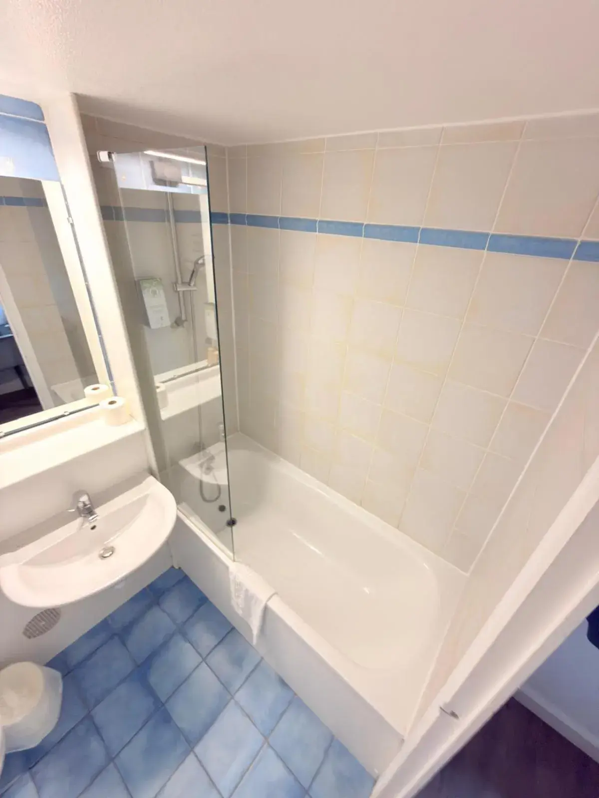 Bathroom in Kyriad Blois Sud - Vineuil Bathroom in Kyriad Blois Sud - Vineuil