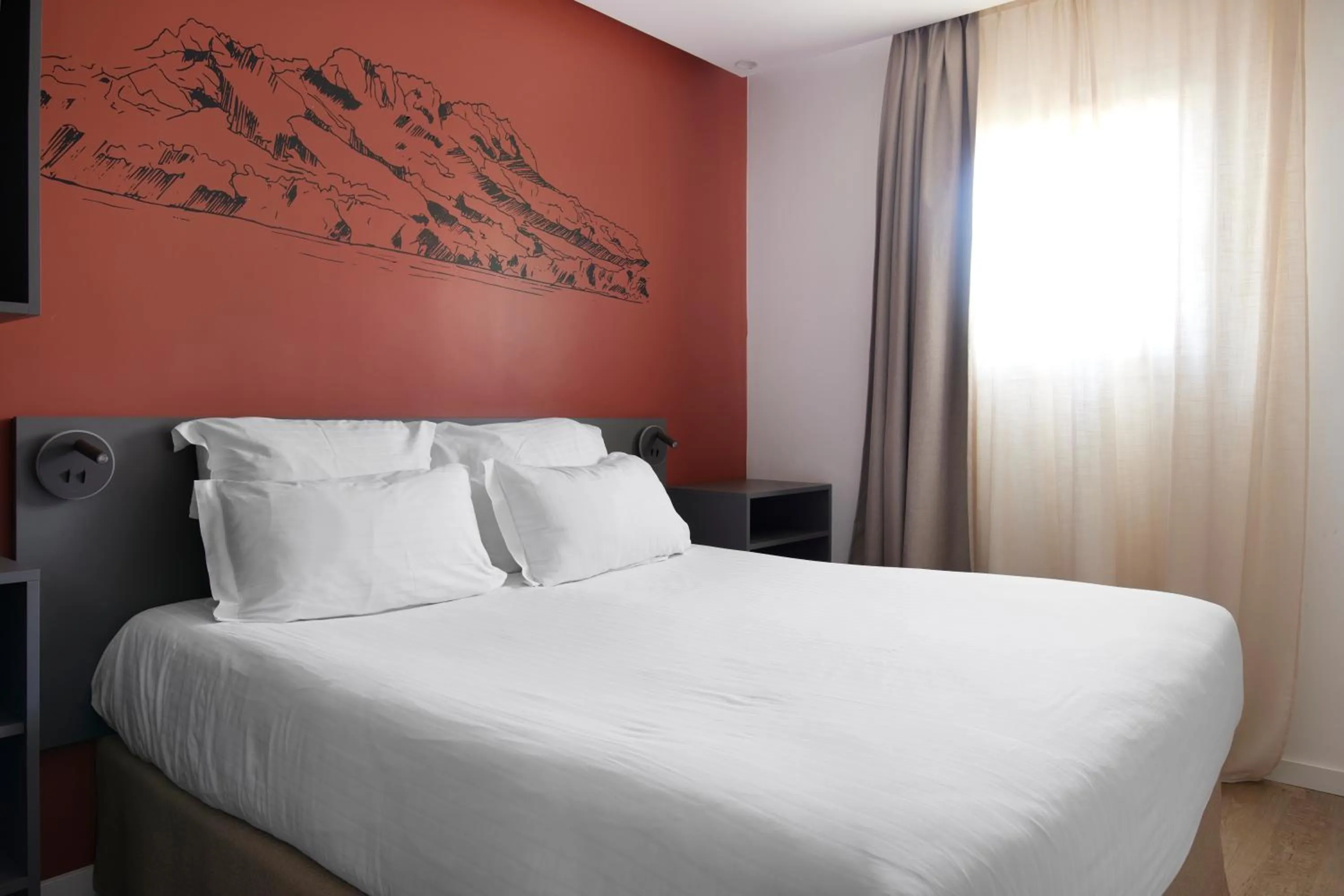 Bedroom, Bed in Hôtel restaurant Kyriad Fréjus