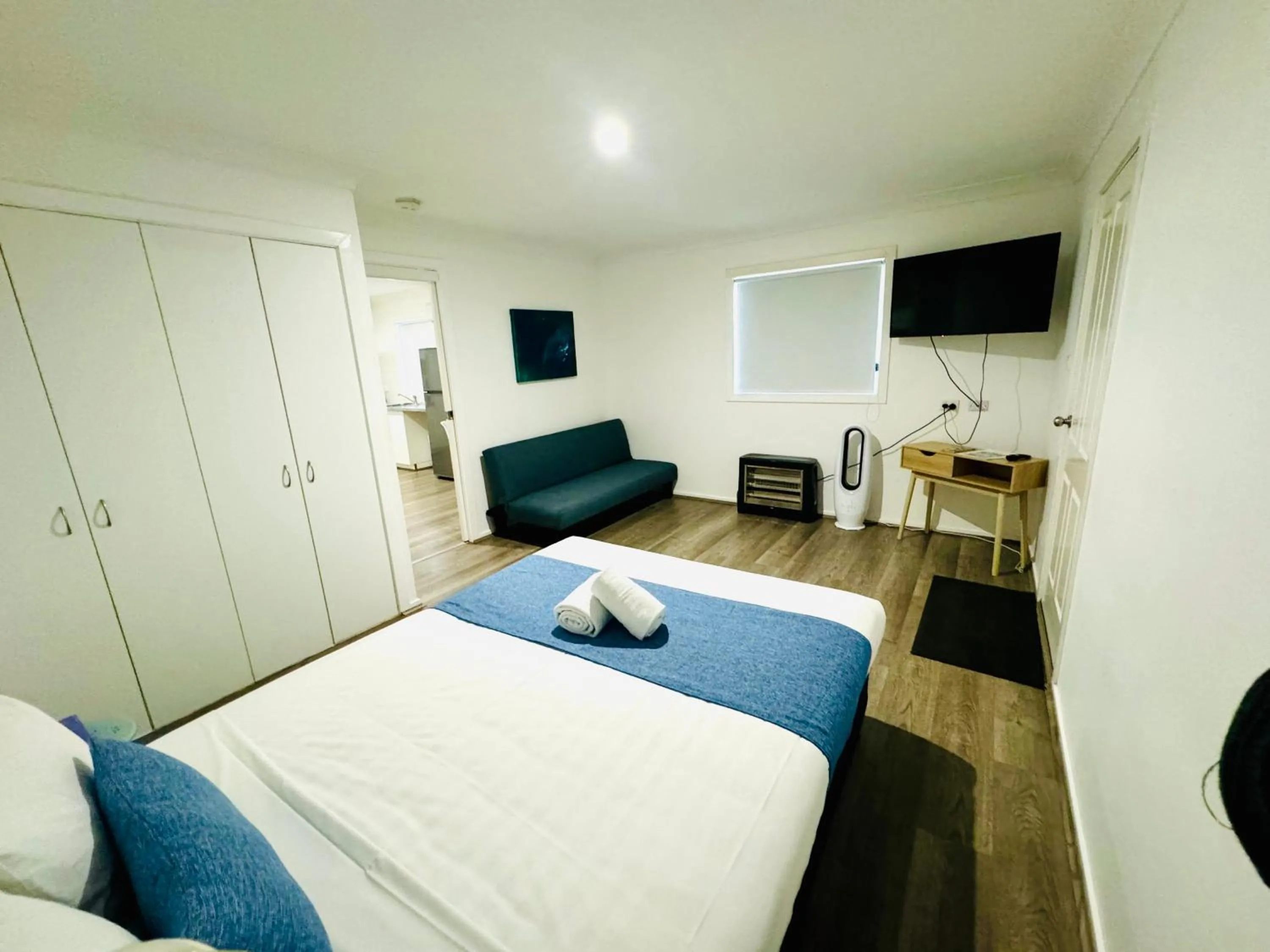 Bedroom, Bed in Junee Motor Inn