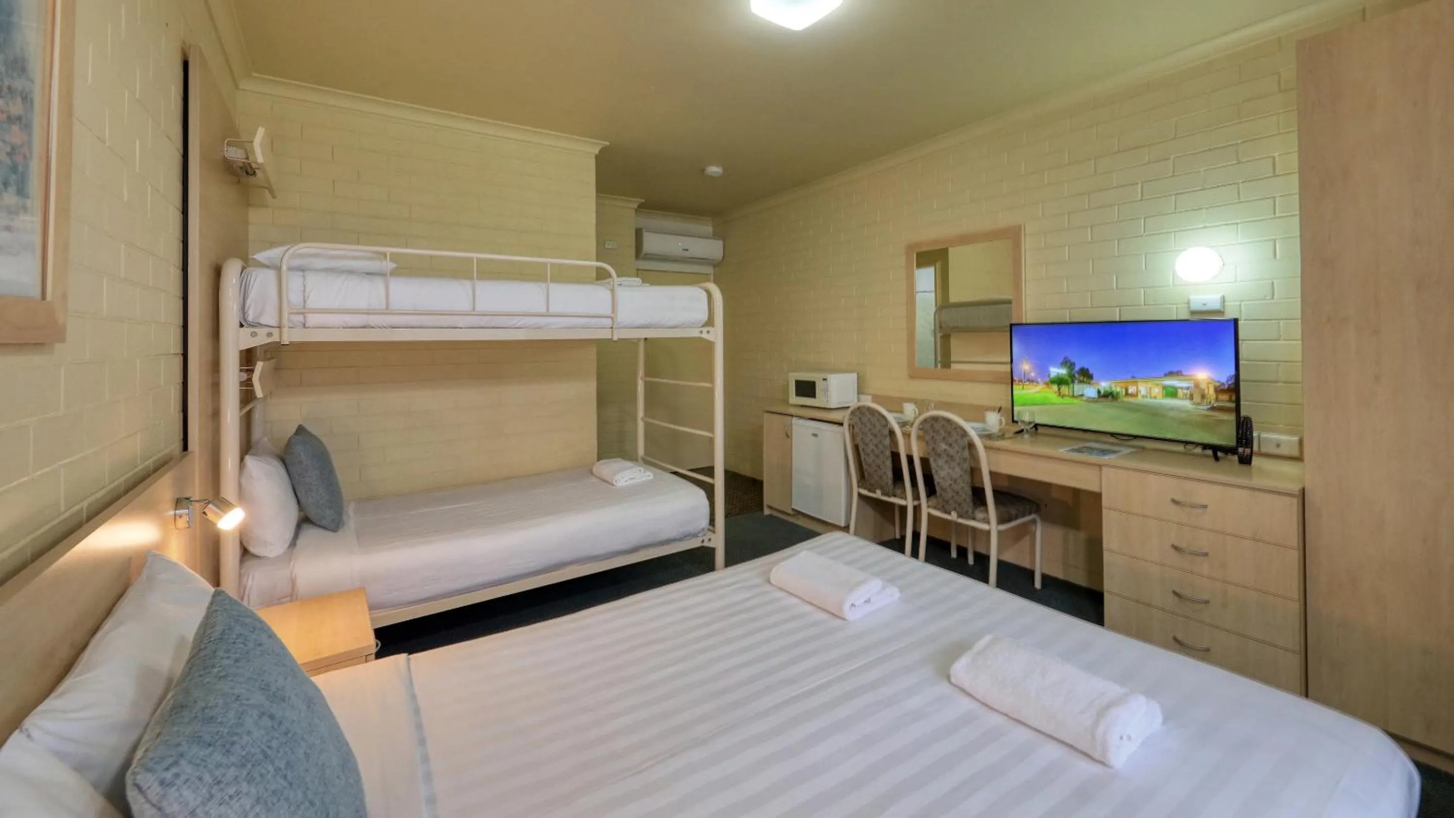 Bed in Junee Motor Inn