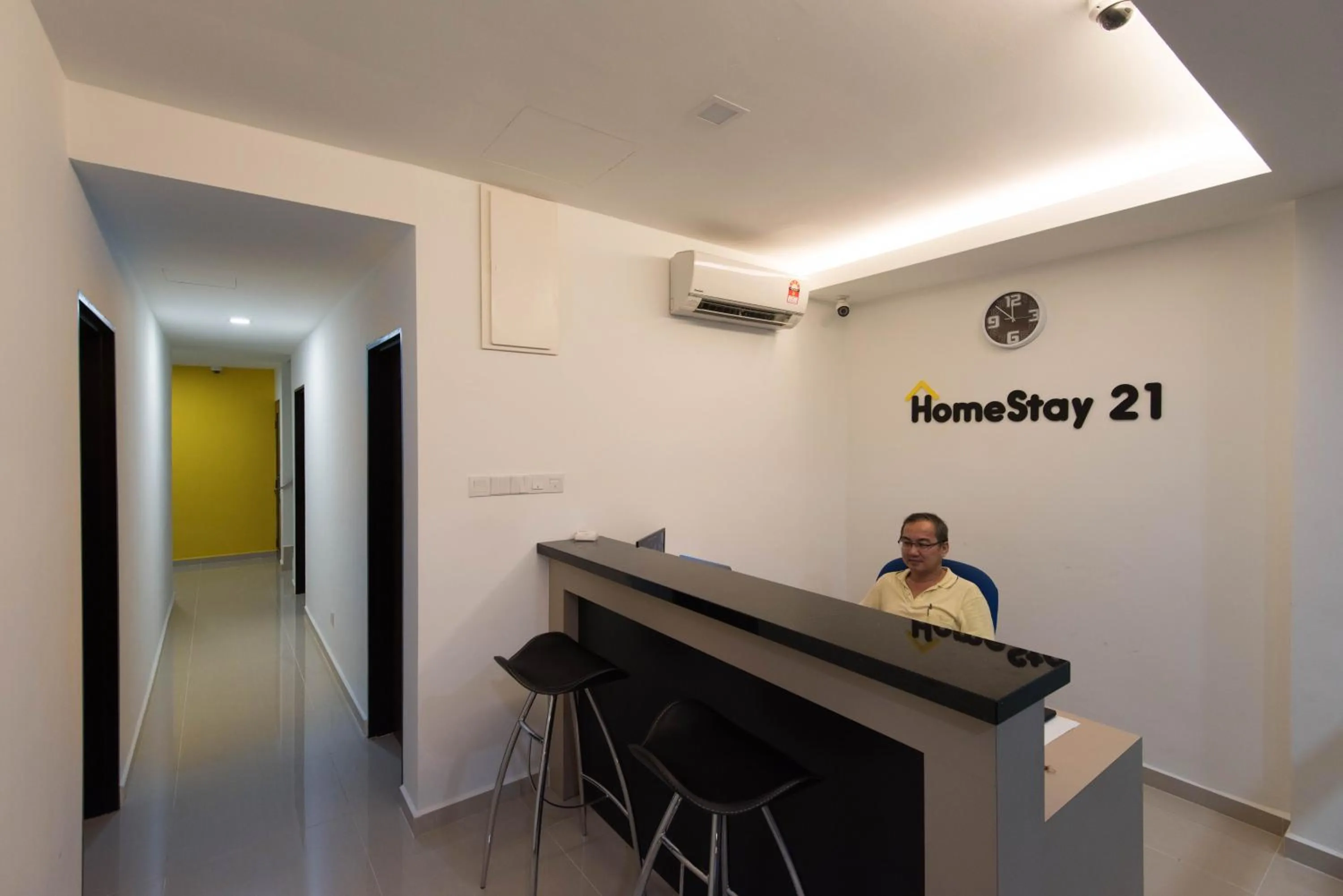 Staff in HomeStay 21 Hotel