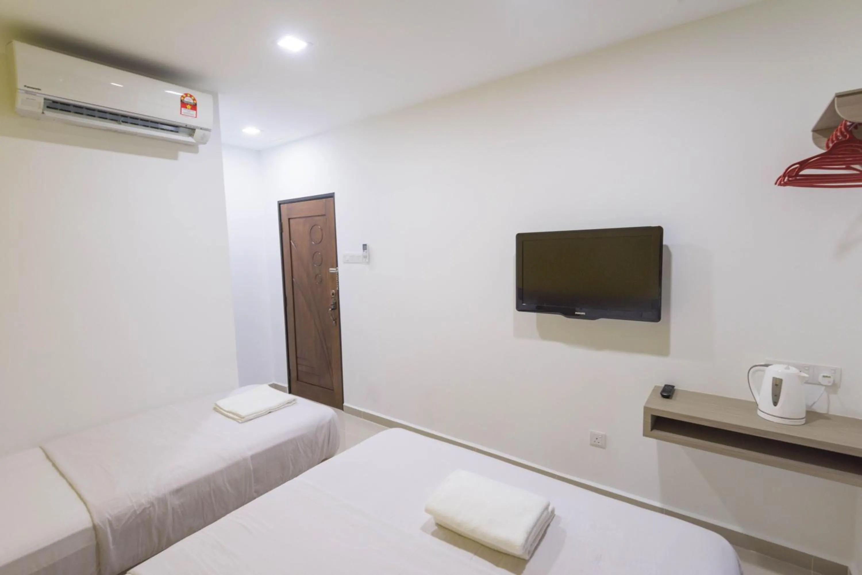 Communal lounge/ TV room, Bed in HomeStay 21 Hotel