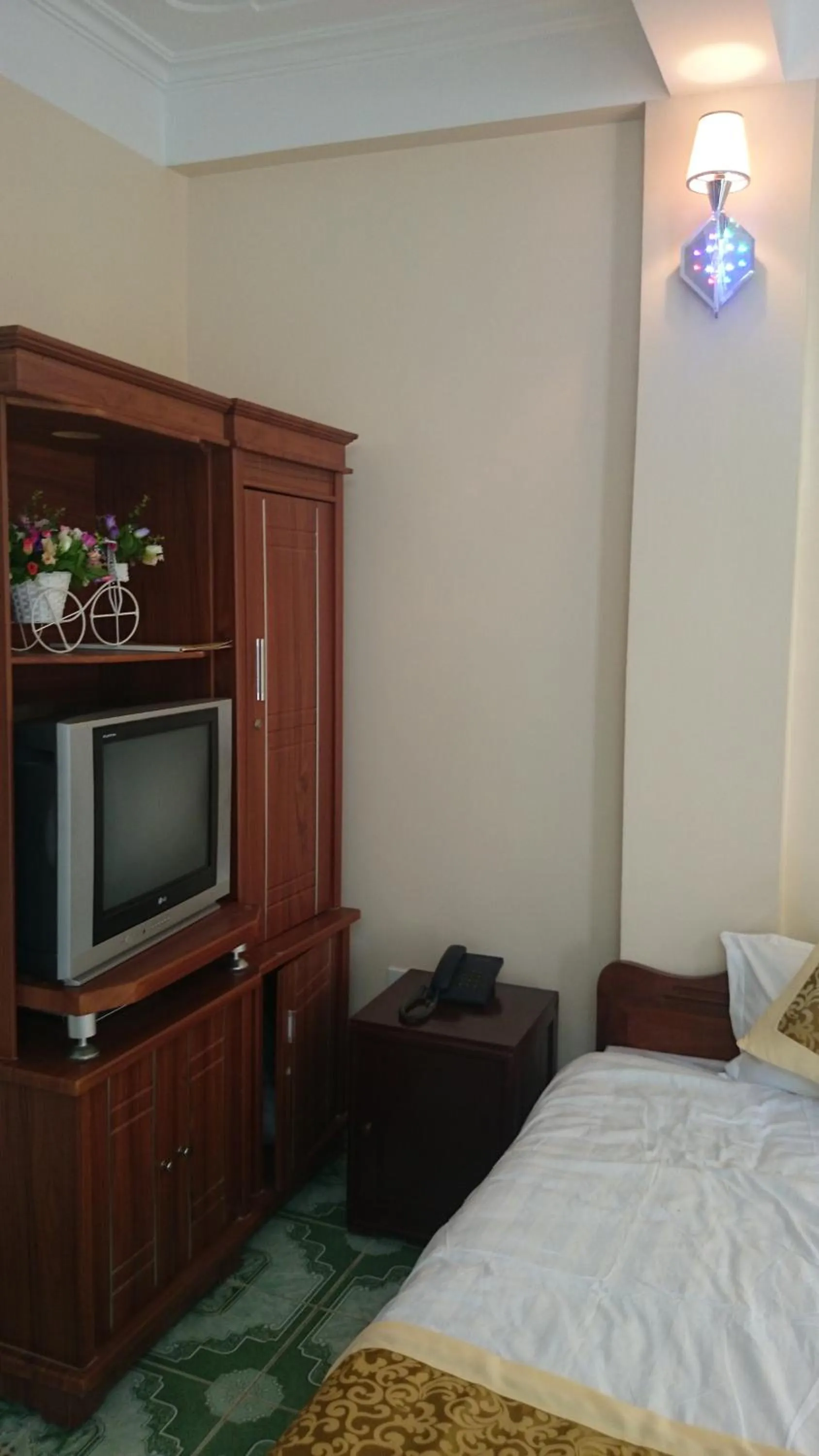 Bedroom, Bed in Hoang Ngoc Hotel