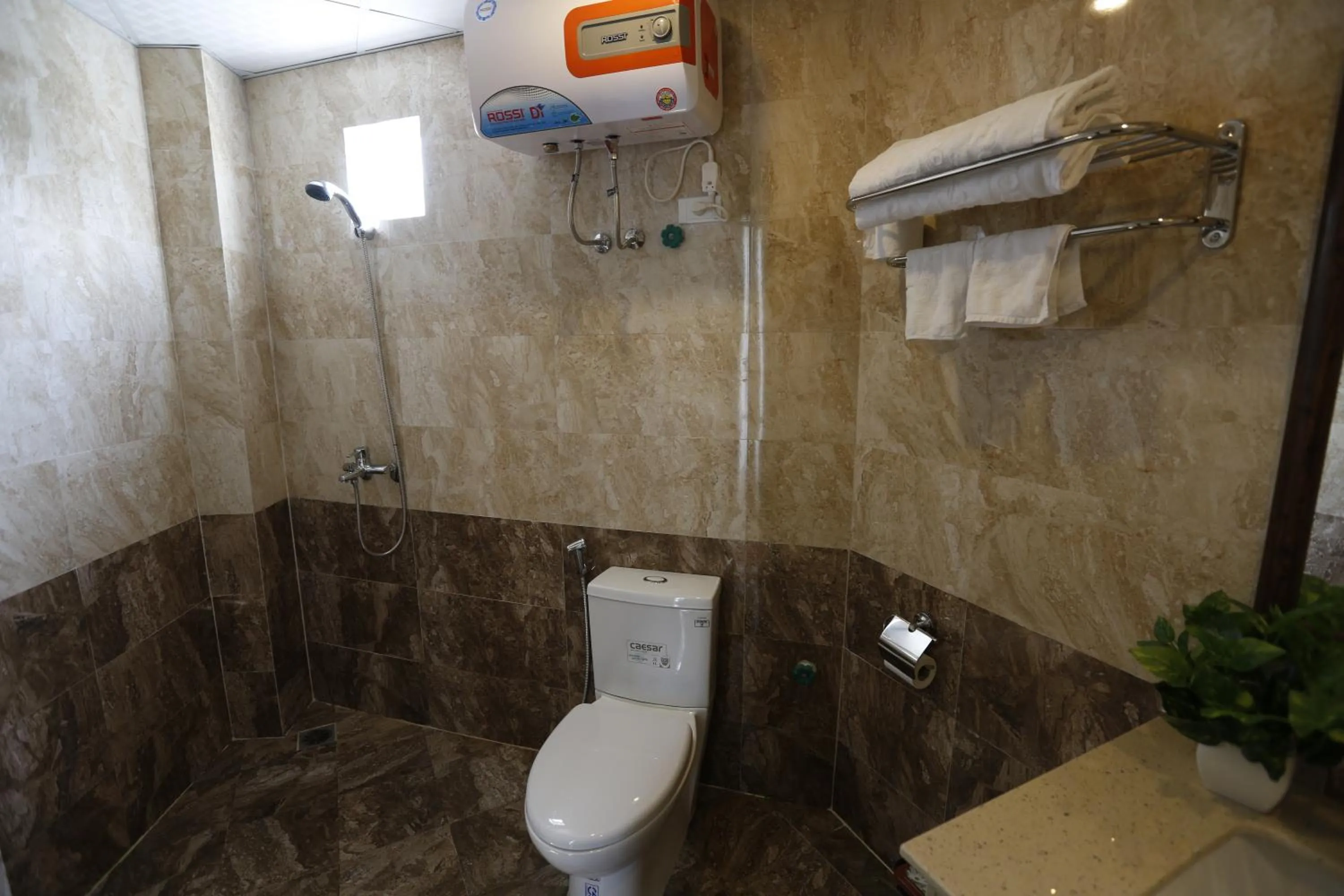 Toilet in Hoang Ngoc Hotel