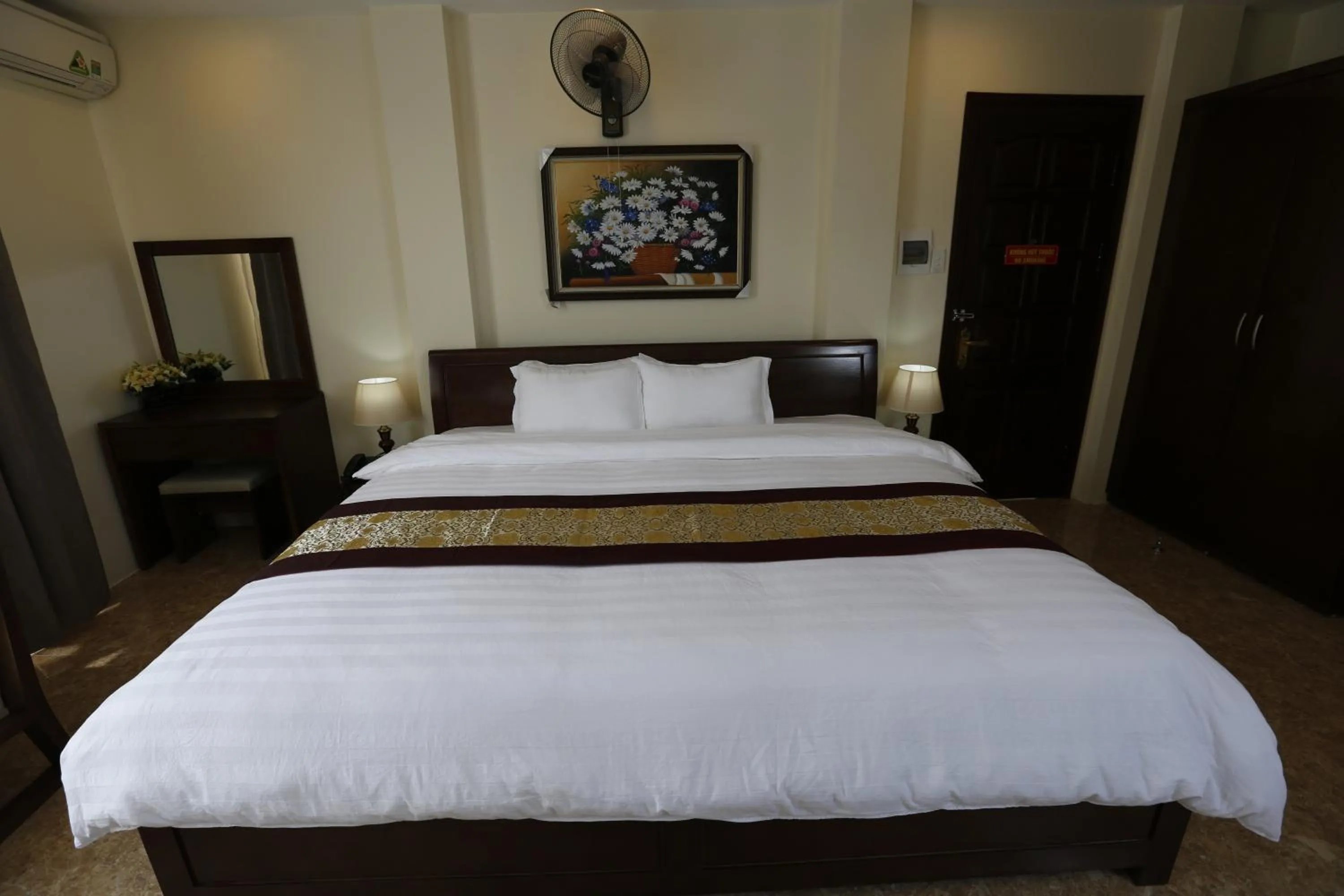 Bedroom, Bed in Hoang Ngoc Hotel