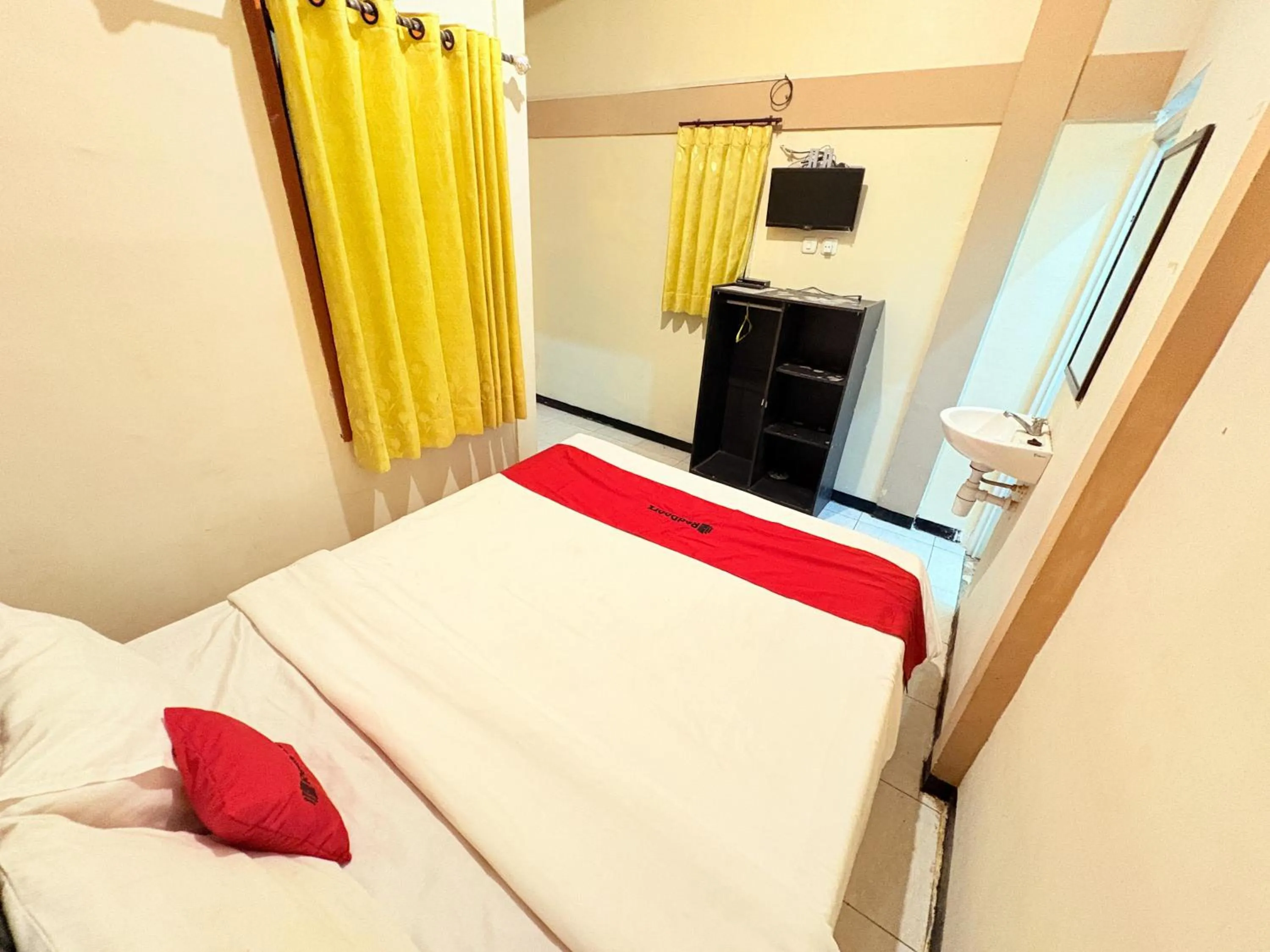 Bedroom, Bed in RedDoorz Syariah at Nusa Indah near BNS