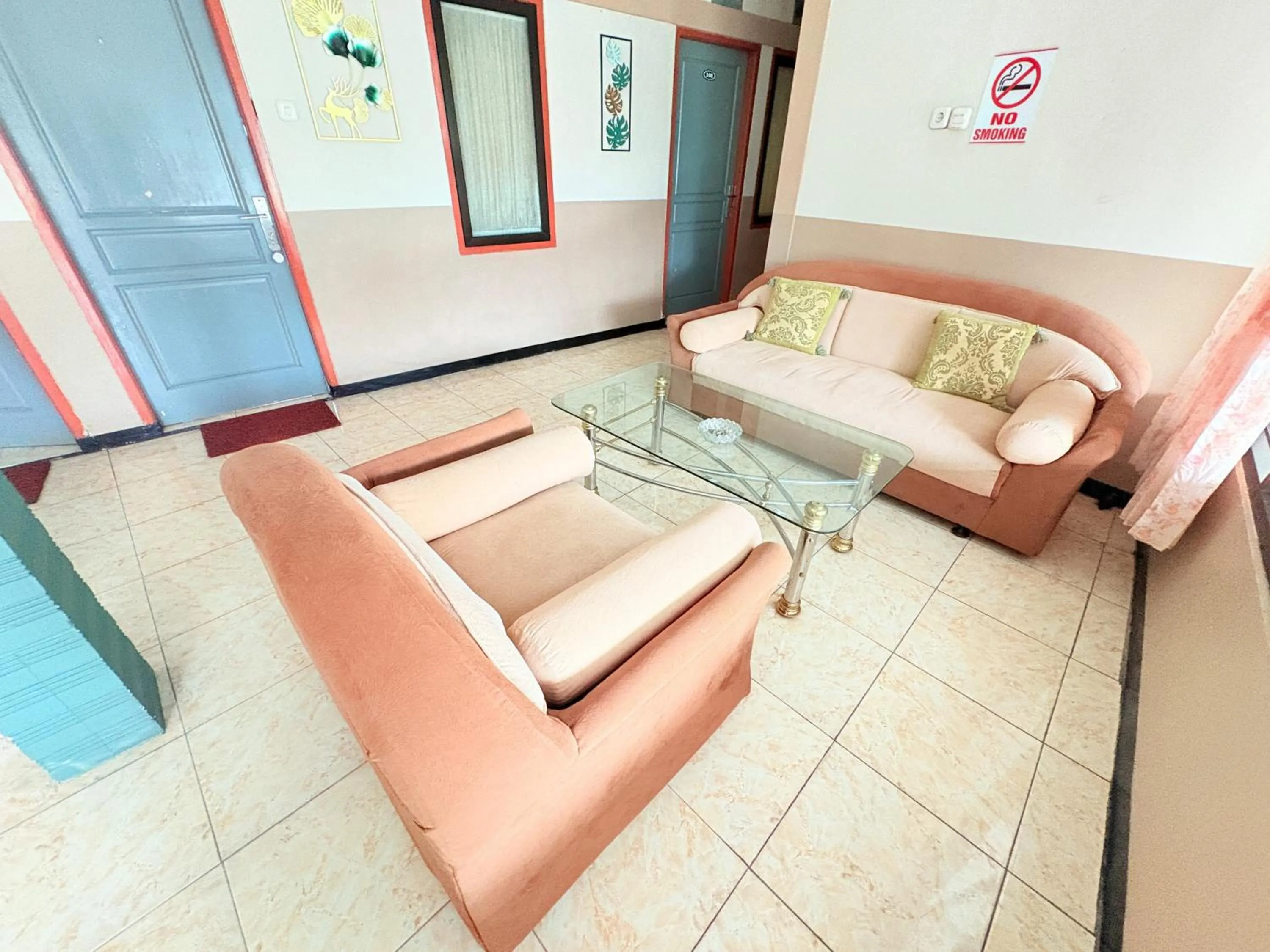 Seating area in RedDoorz Syariah at Nusa Indah near BNS