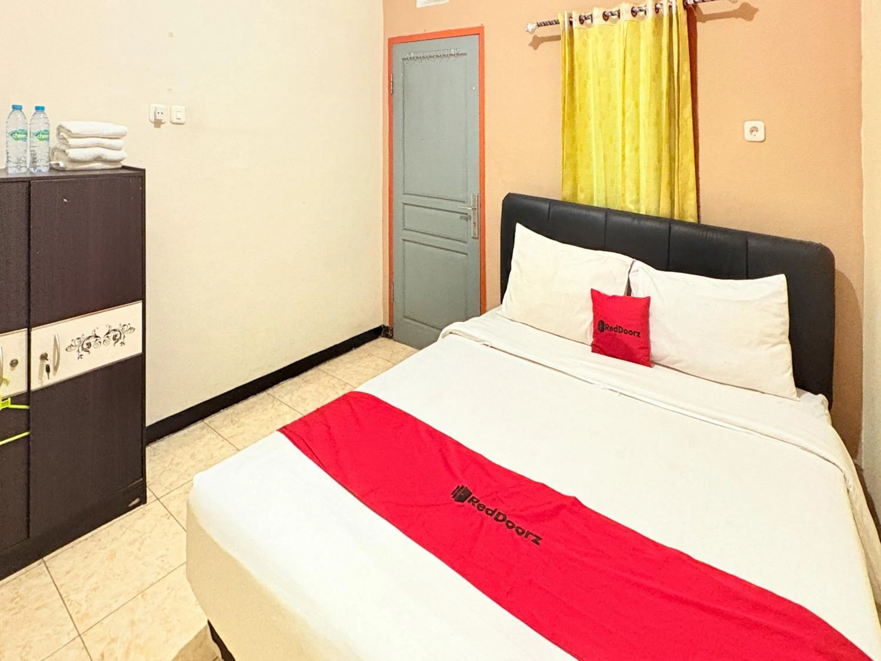 Bedroom, Bed in RedDoorz Syariah at Nusa Indah near BNS