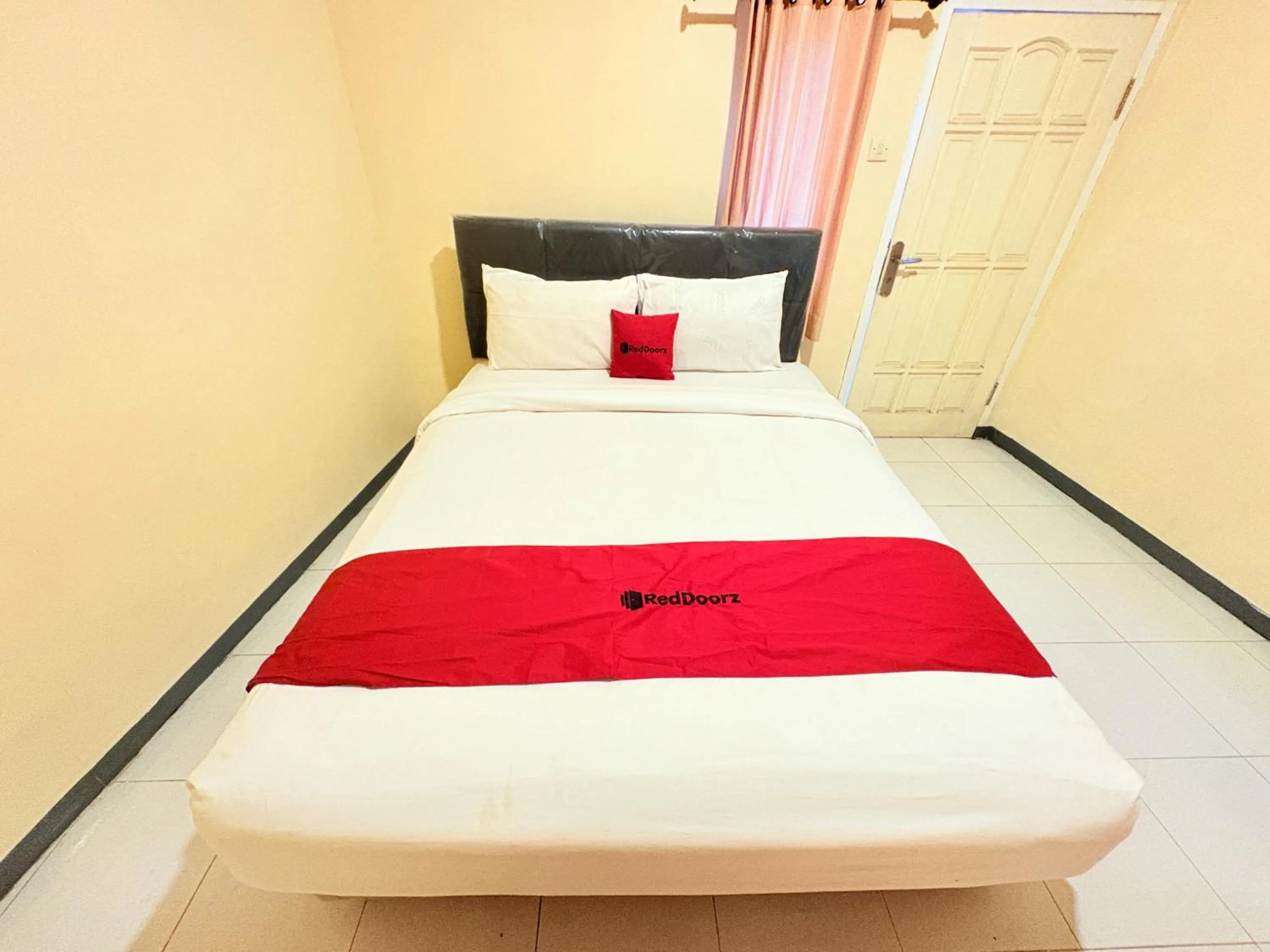 Bedroom, Bed in RedDoorz Syariah at Nusa Indah near BNS