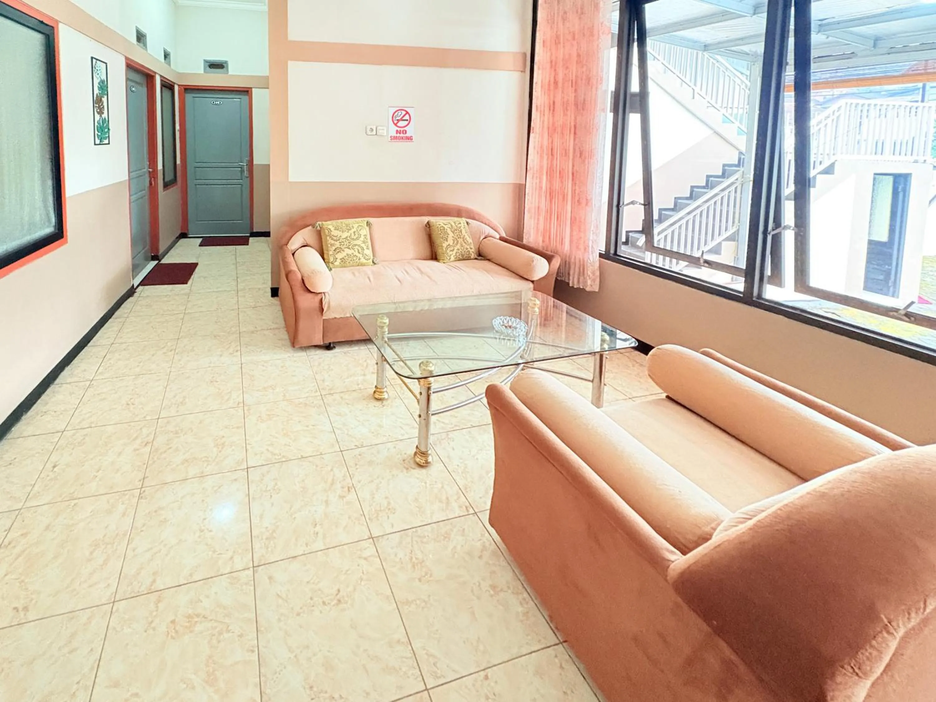 Seating area in RedDoorz Syariah at Nusa Indah near BNS