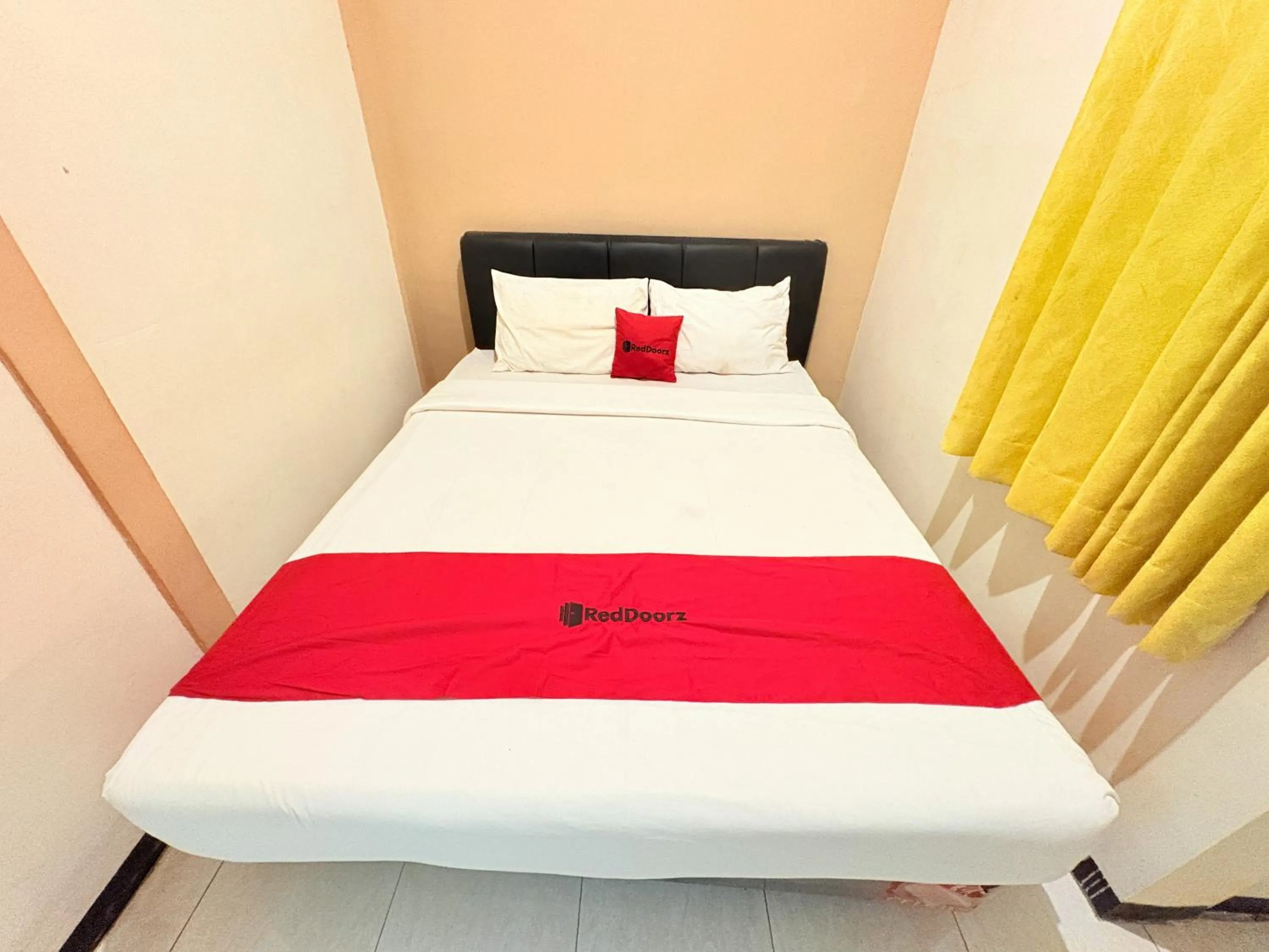 Bedroom, Bed in RedDoorz Syariah at Nusa Indah near BNS