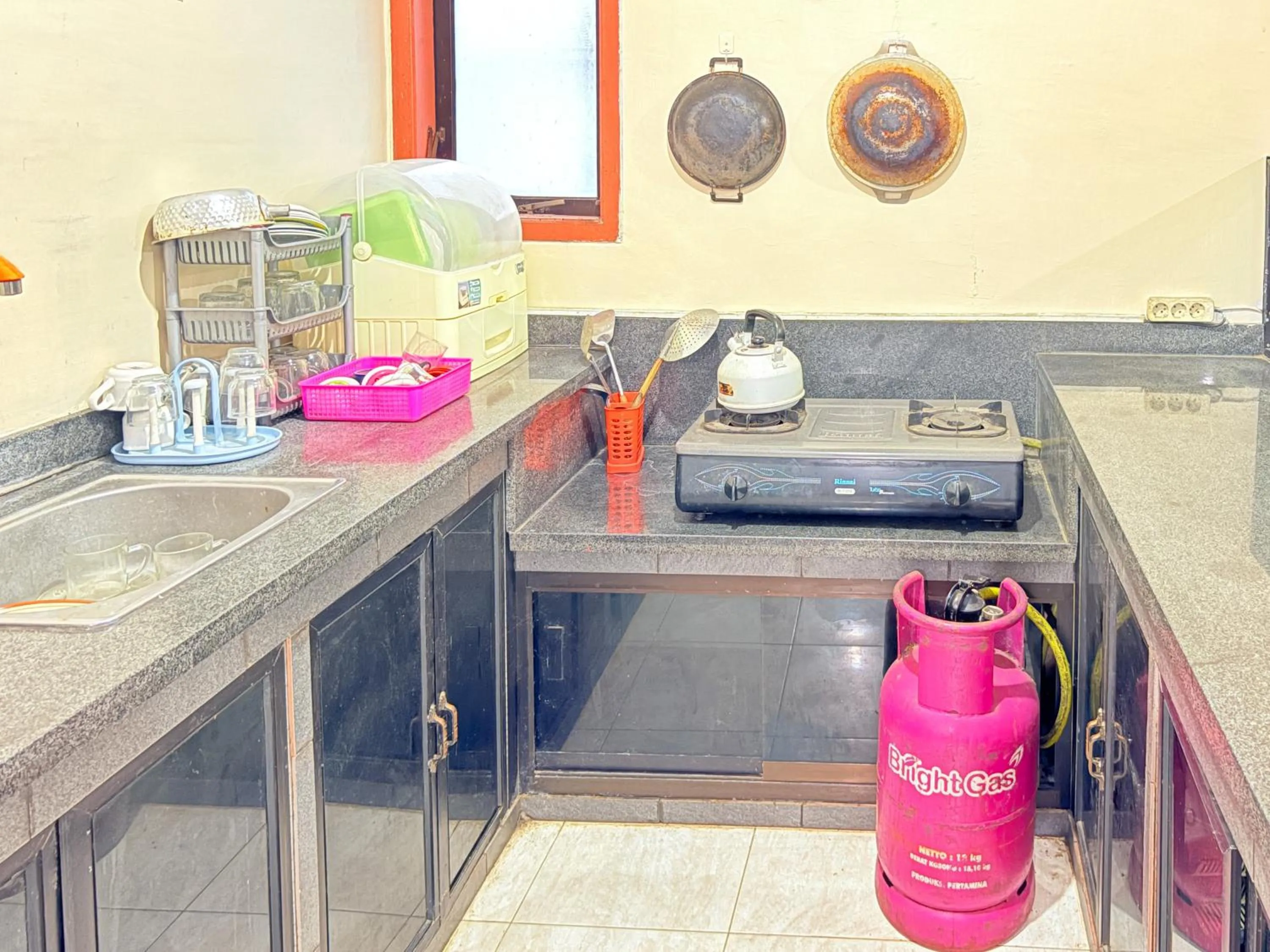 Kitchen or kitchenette in RedDoorz Syariah at Nusa Indah near BNS