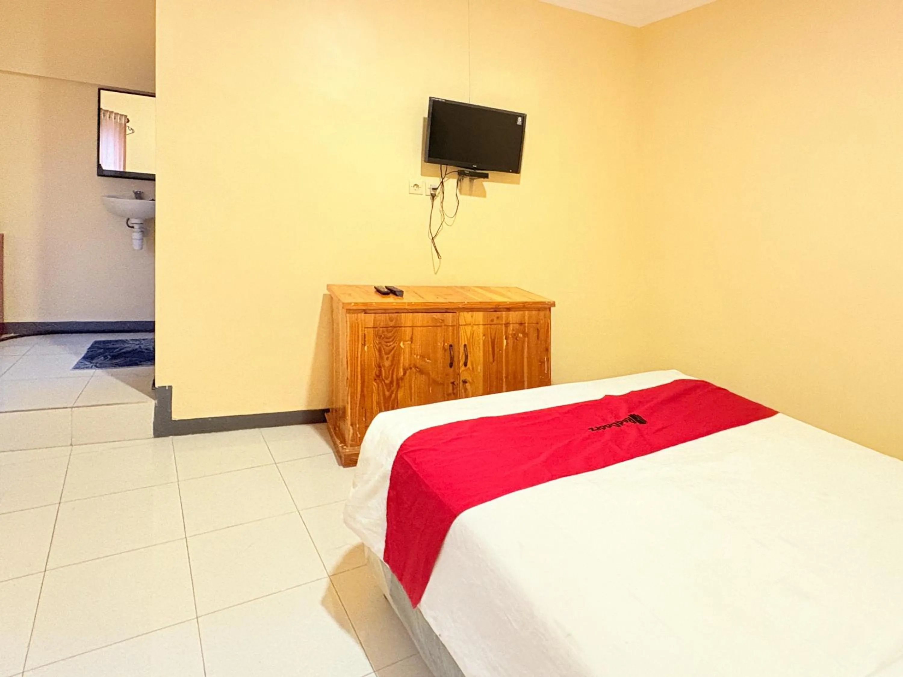 Bedroom, Bed in RedDoorz Syariah at Nusa Indah near BNS