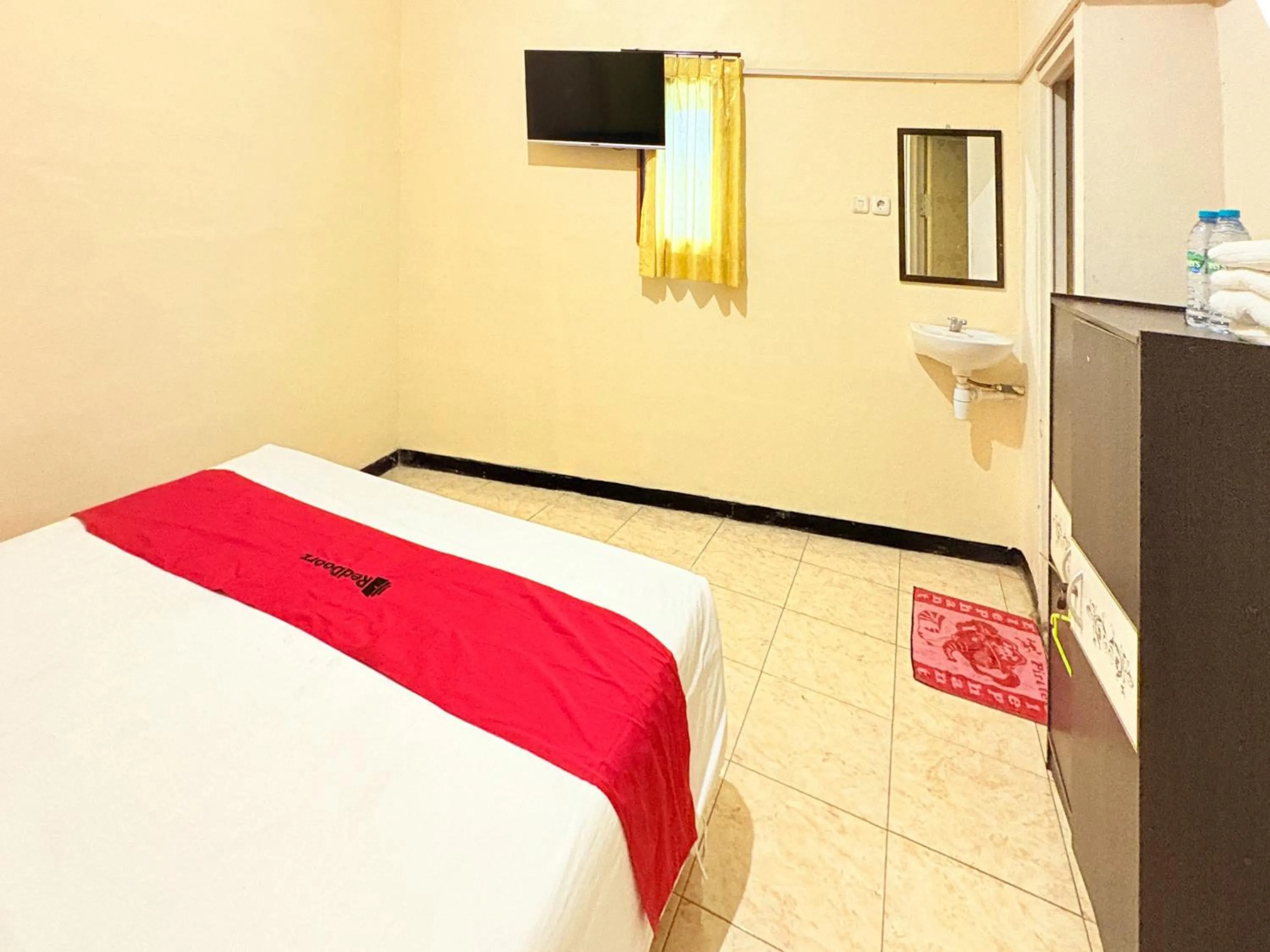 Bedroom, Bed in RedDoorz Syariah at Nusa Indah near BNS