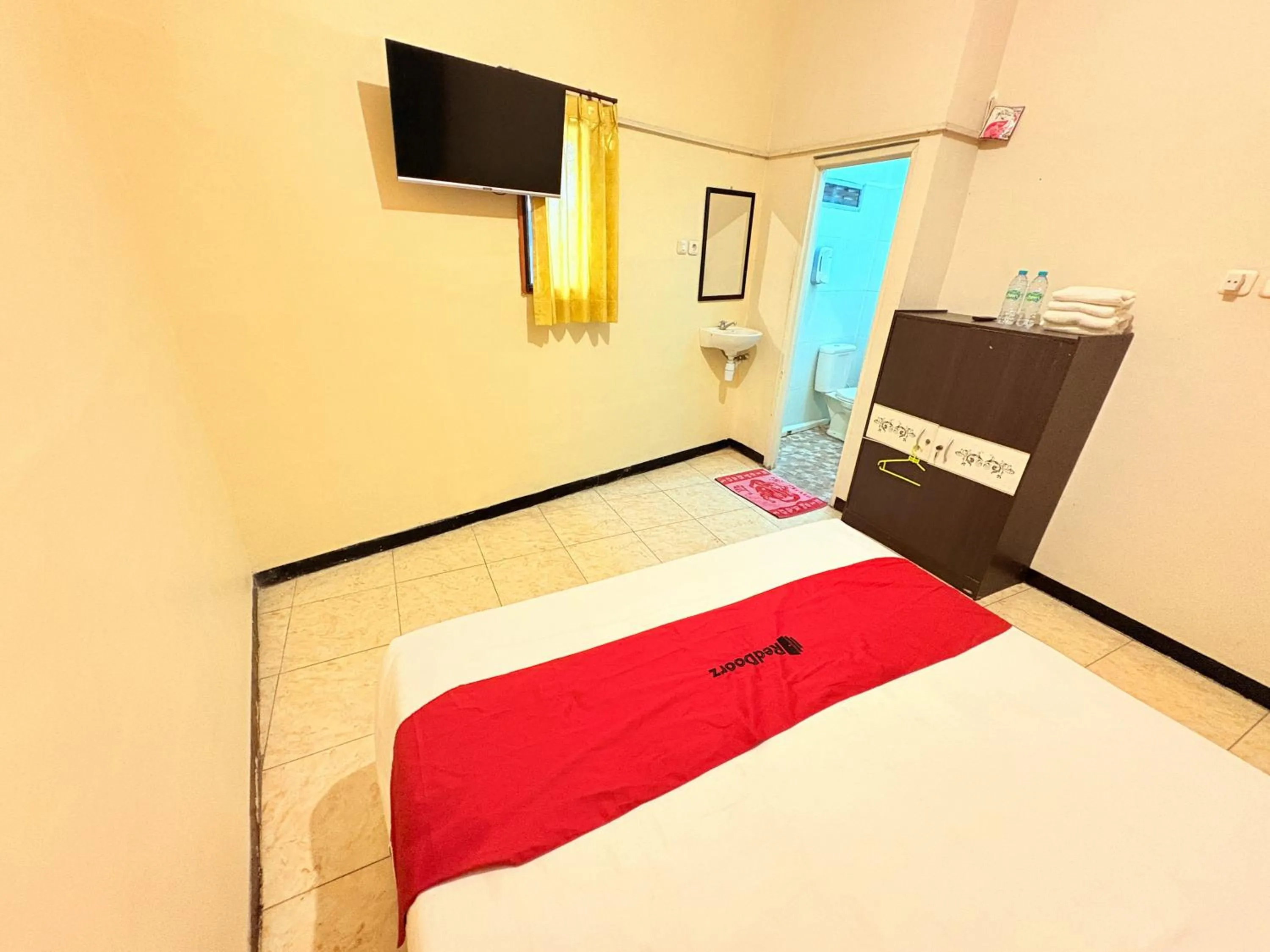 Bedroom, Bed in RedDoorz Syariah at Nusa Indah near BNS