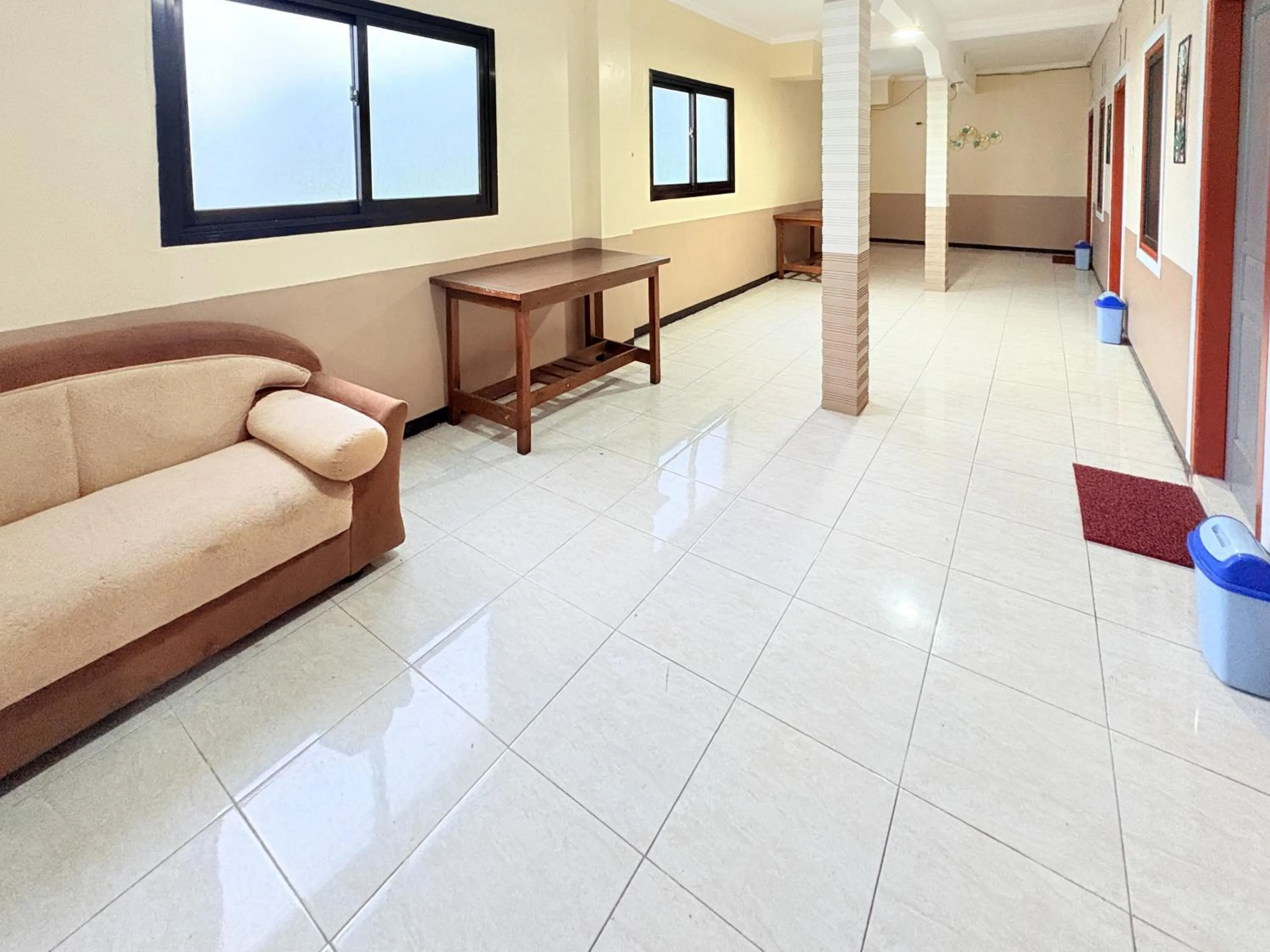 Seating area in RedDoorz Syariah at Nusa Indah near BNS