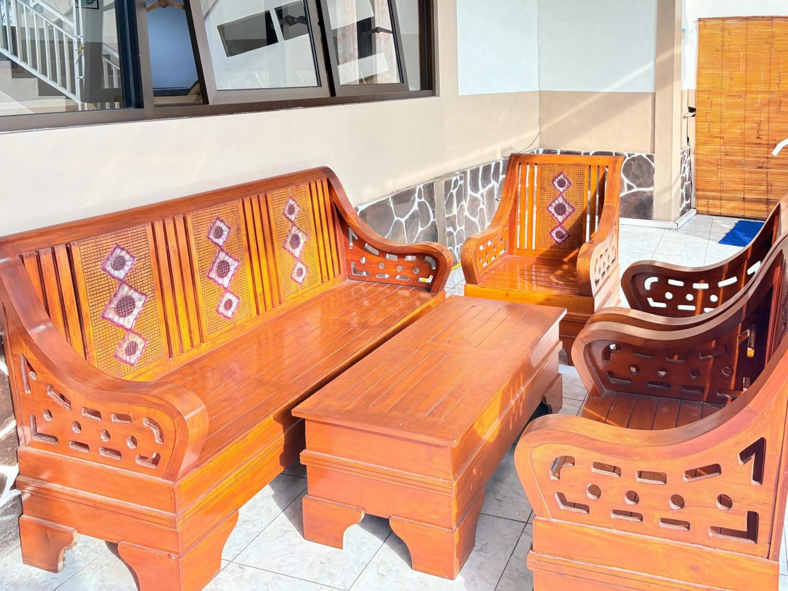 Seating area in RedDoorz Syariah at Nusa Indah near BNS