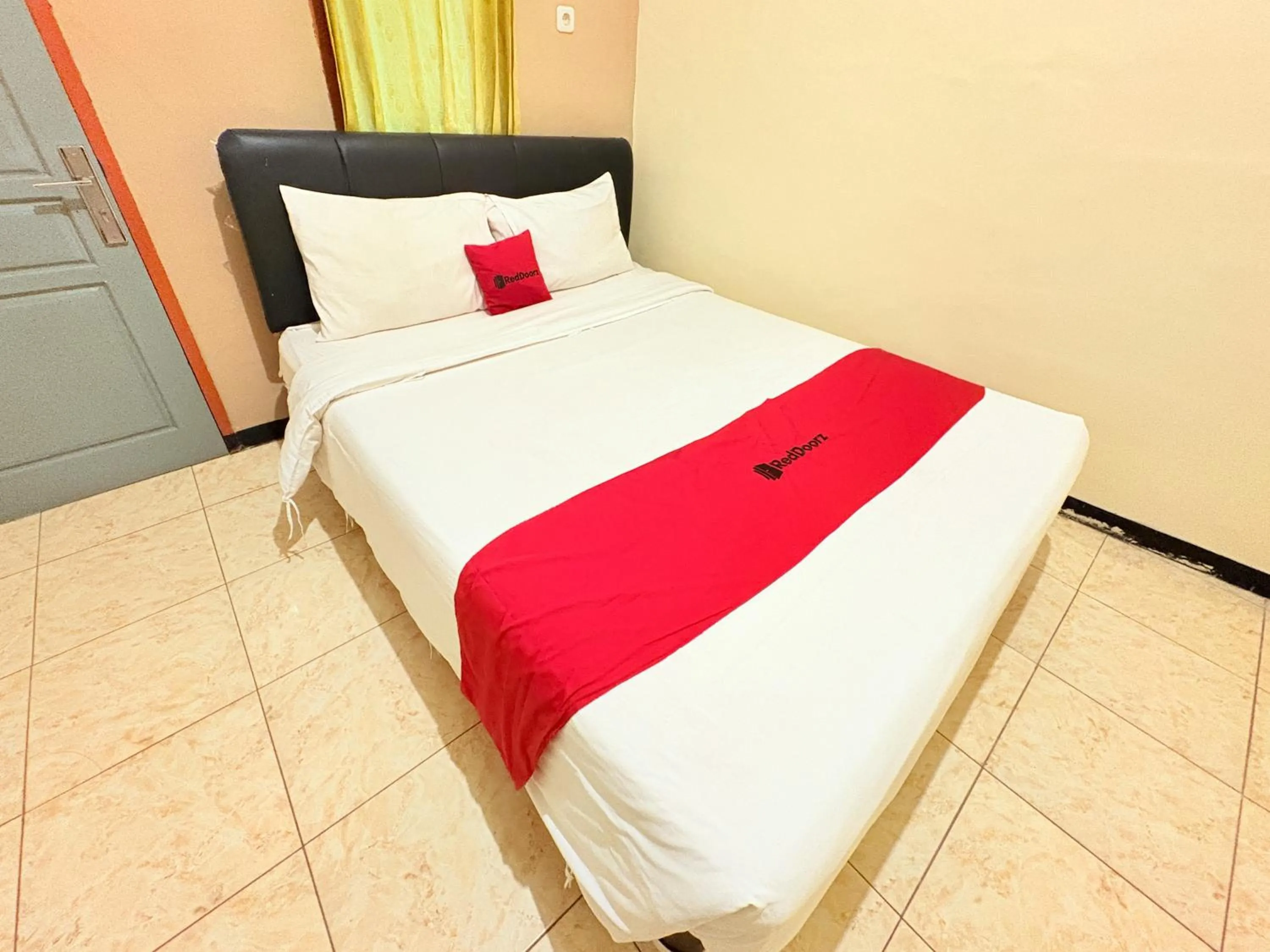 Bedroom, Bed in RedDoorz Syariah at Nusa Indah near BNS