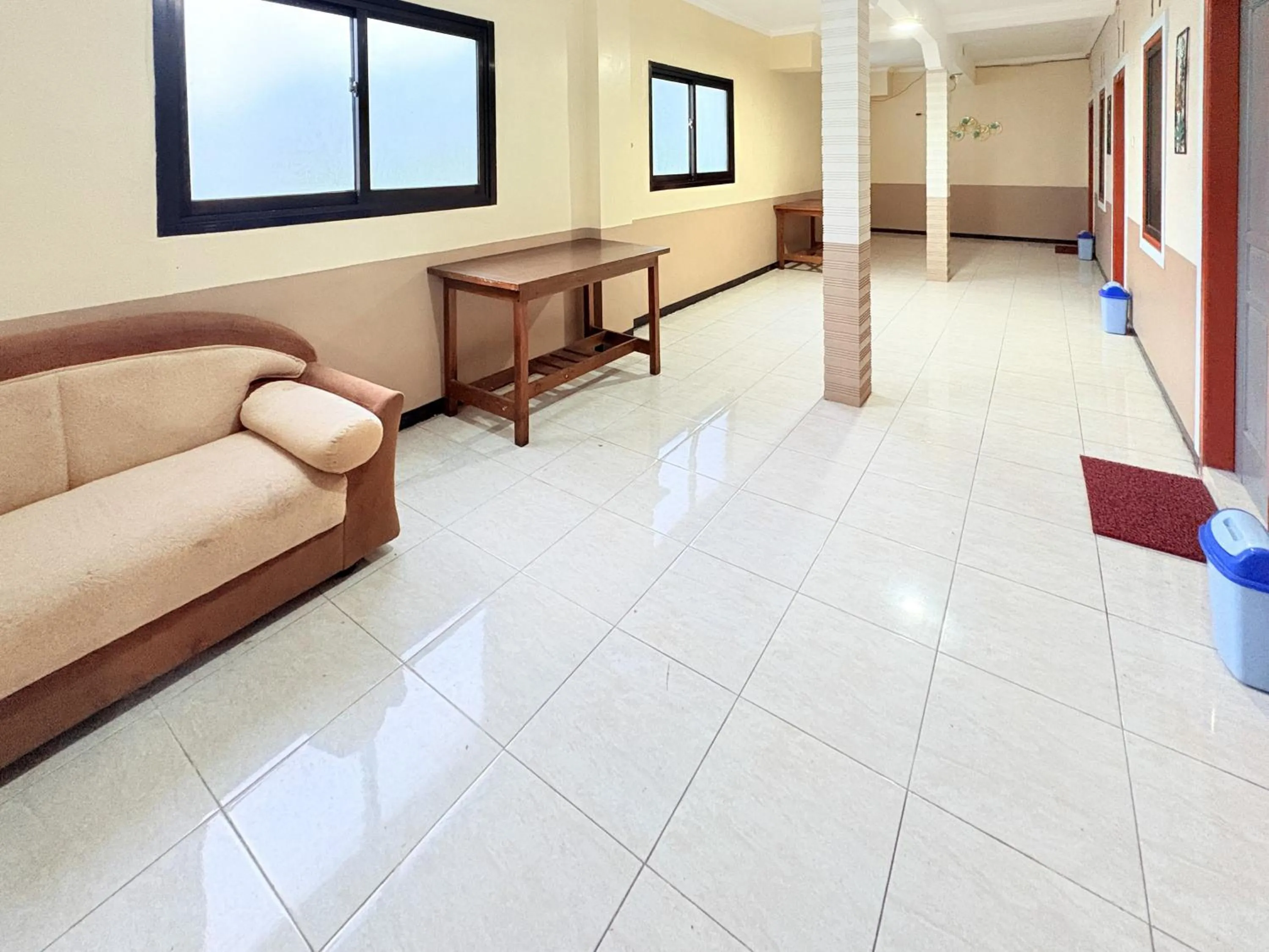 Seating area in RedDoorz Syariah at Nusa Indah near BNS